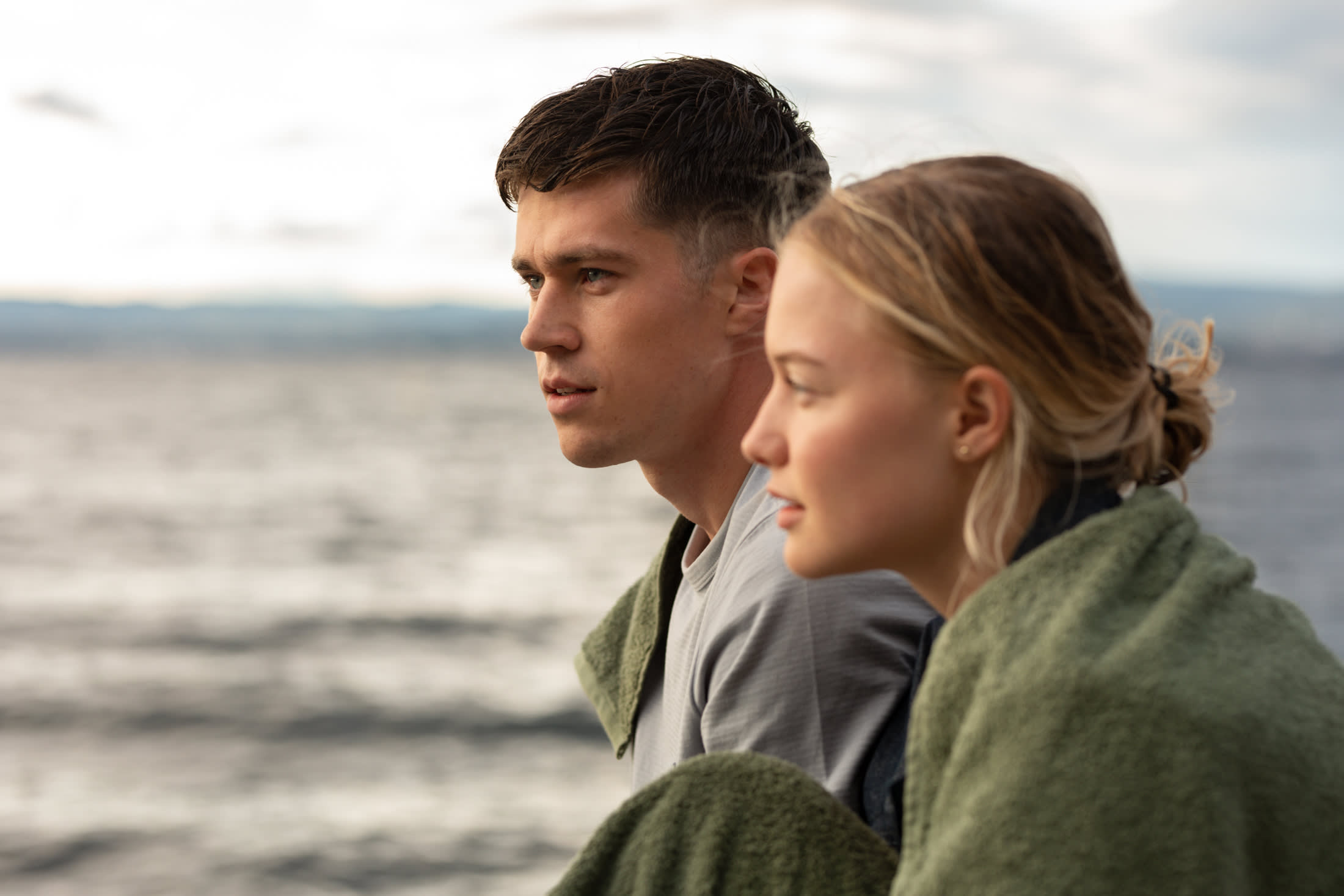 Jakob Fort og Mina Dale spiller hovedrollene som Jonas og Sara. 