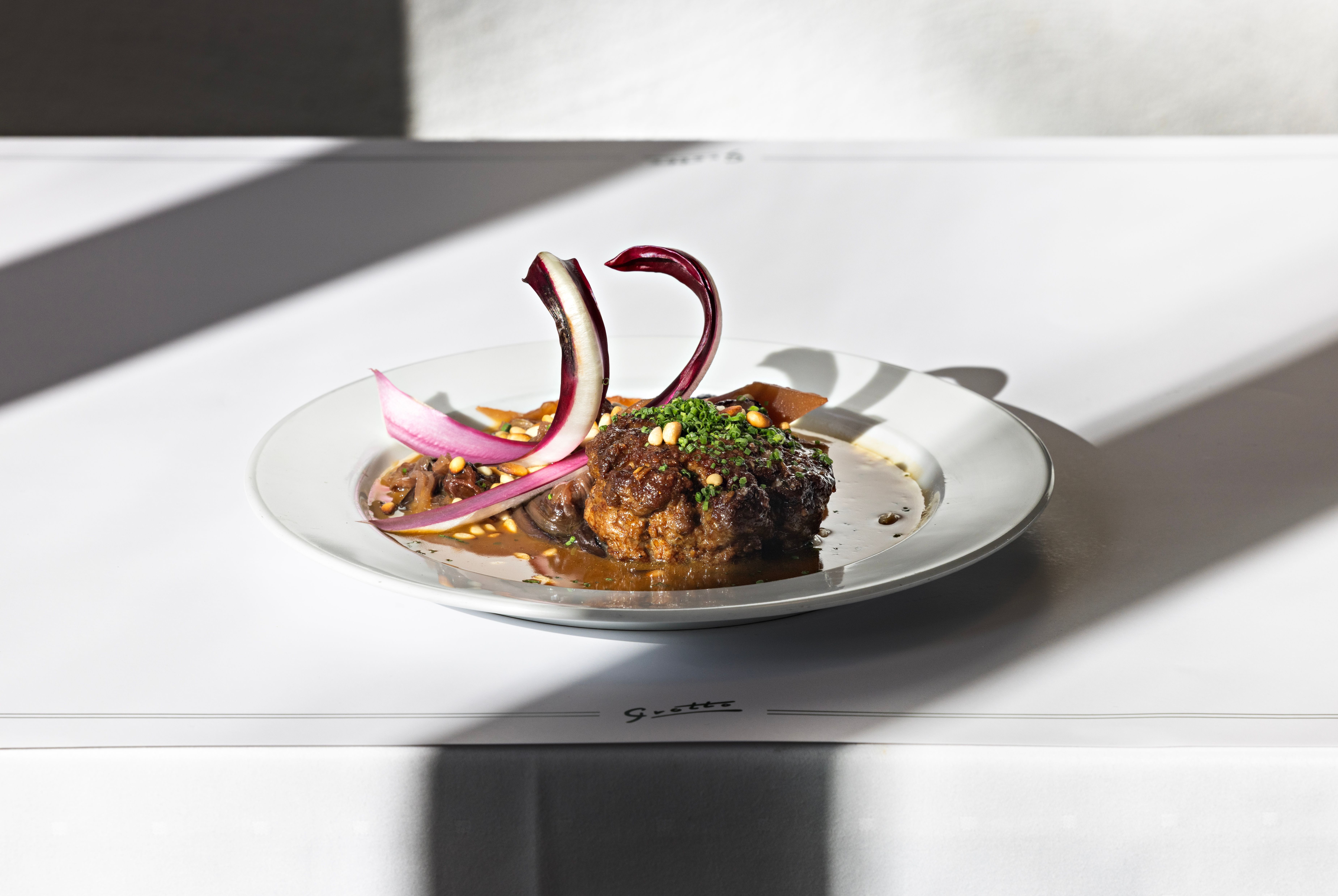 Det ser ut som en biff, men er lammekjøttdeig med rosiner, pinjekjerner og radiccio.