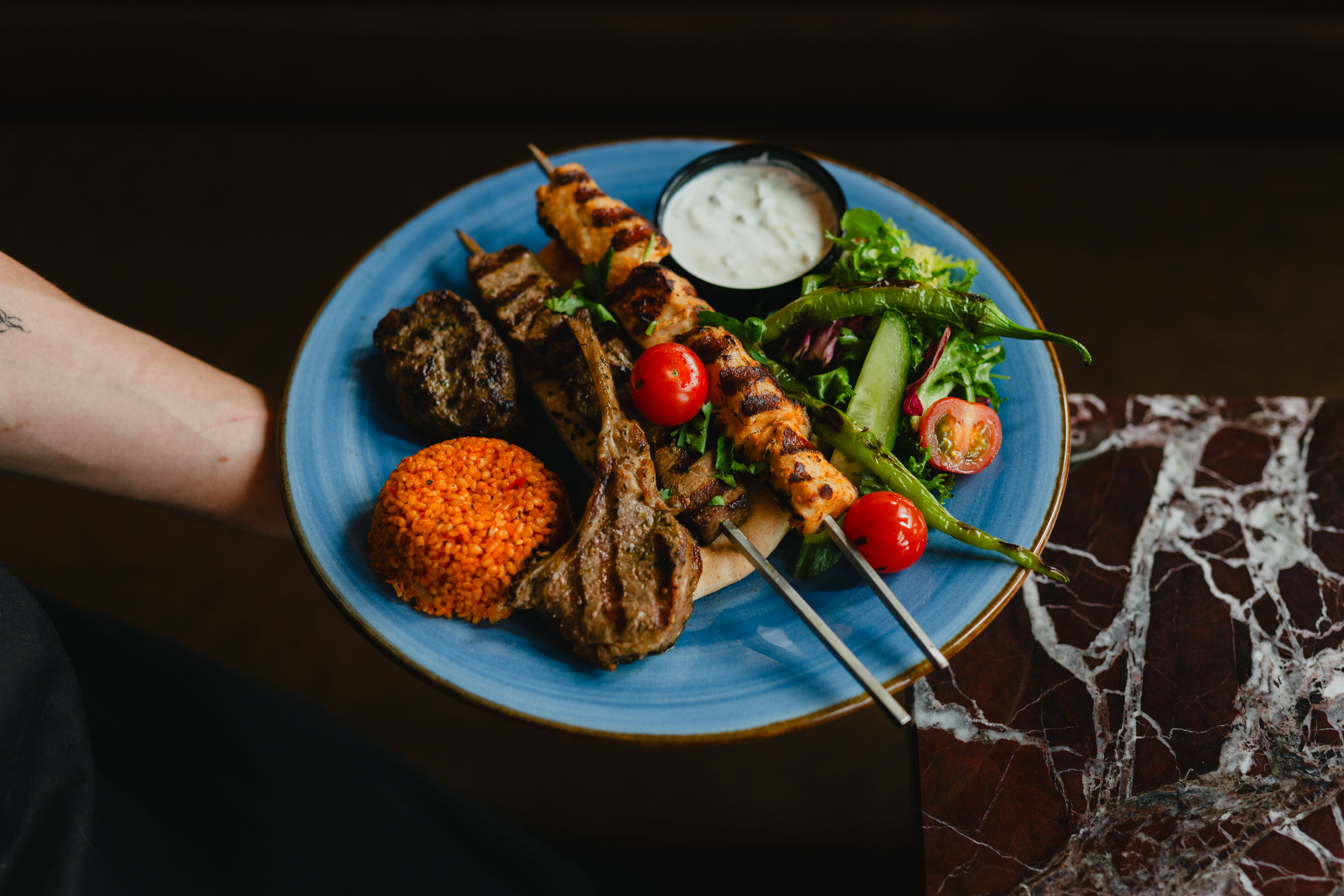 Seaport mixed grill med tzatziki og bulgur.