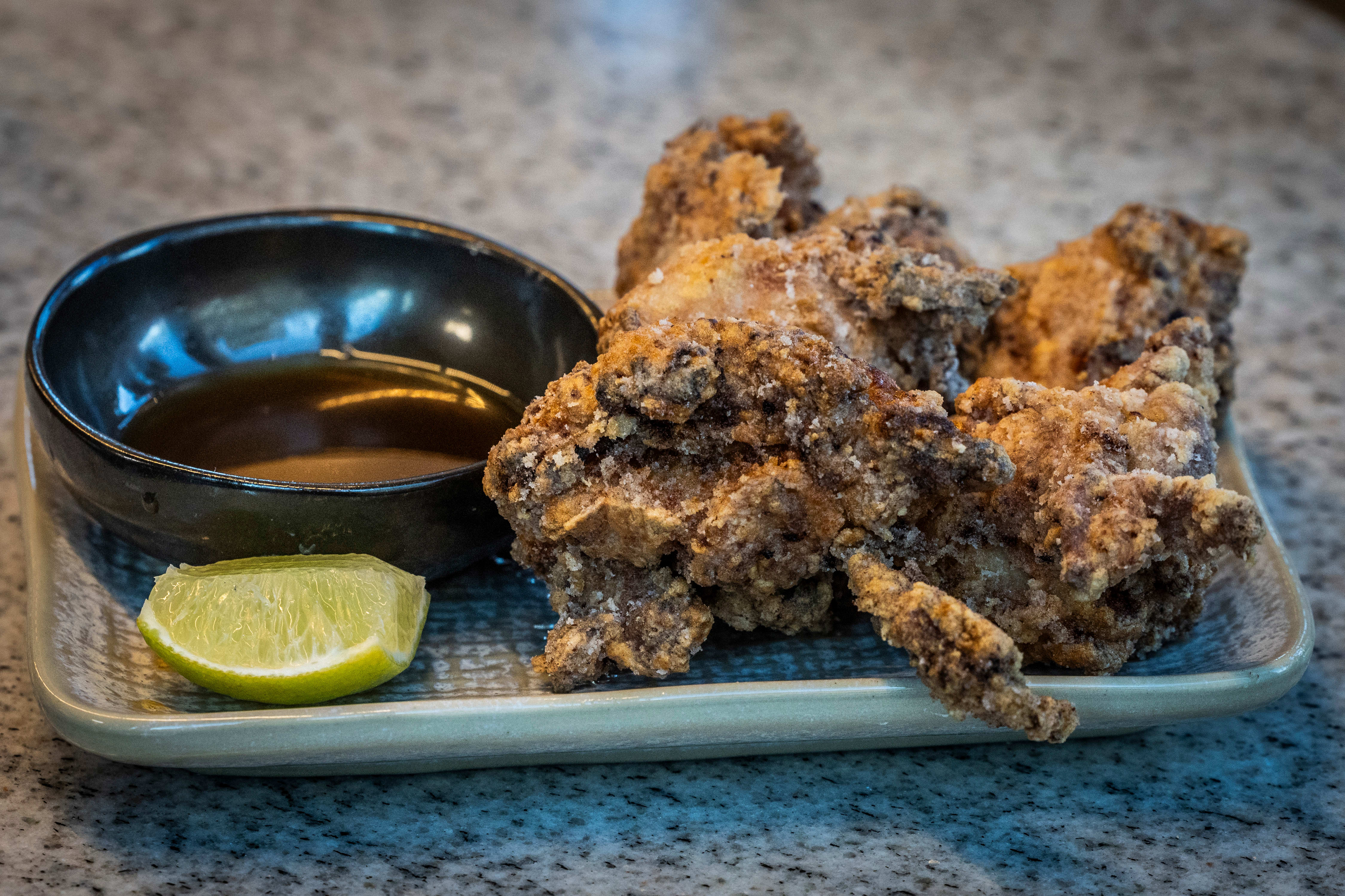 Karaagen hos Miso Ramen har mør kylling, men frityren er bløt og smaker lite.