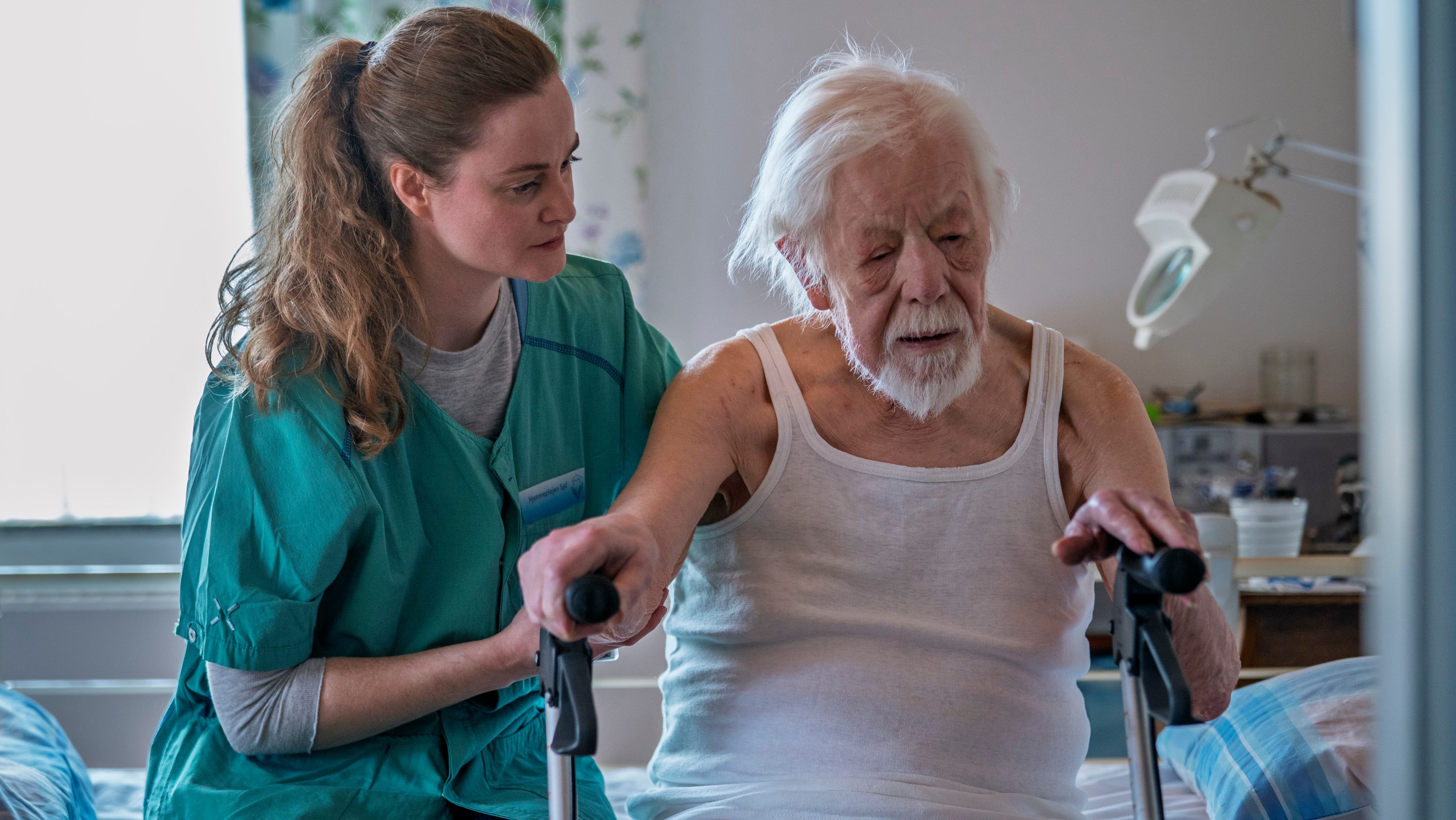 Henry Sørensen spiller en dement pasient som trenger hjelp til det meste. 