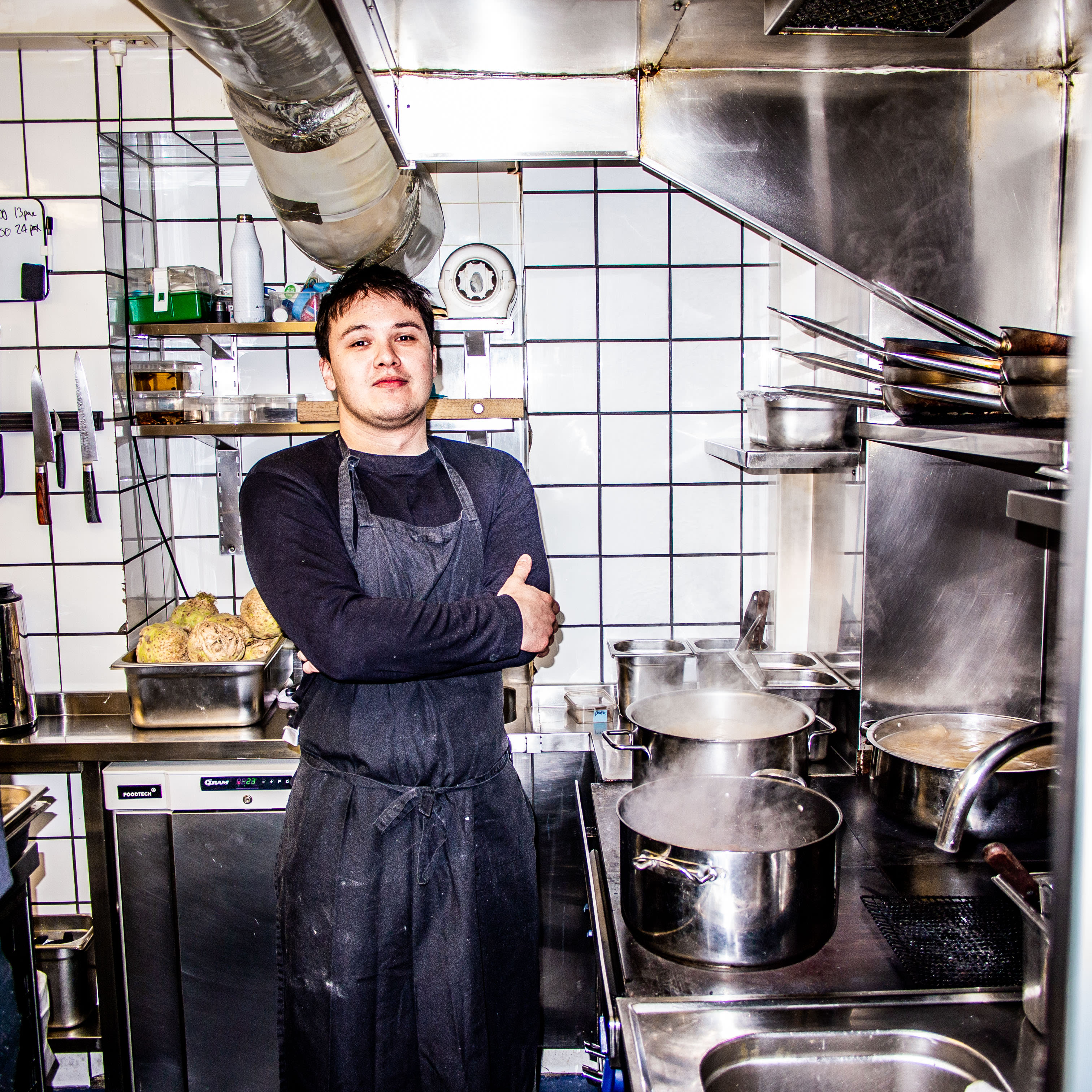 Sondre Rehfsem har jobbet som kokk på Hyde omtrent i ett år og tre måneder. 