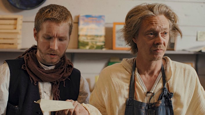 Kristoffer Joner er et av mange kjente ansikter i NRKs storsatsing «Evy og alltid». Scenen er morsom, men hører hjemme i en annen serie. 