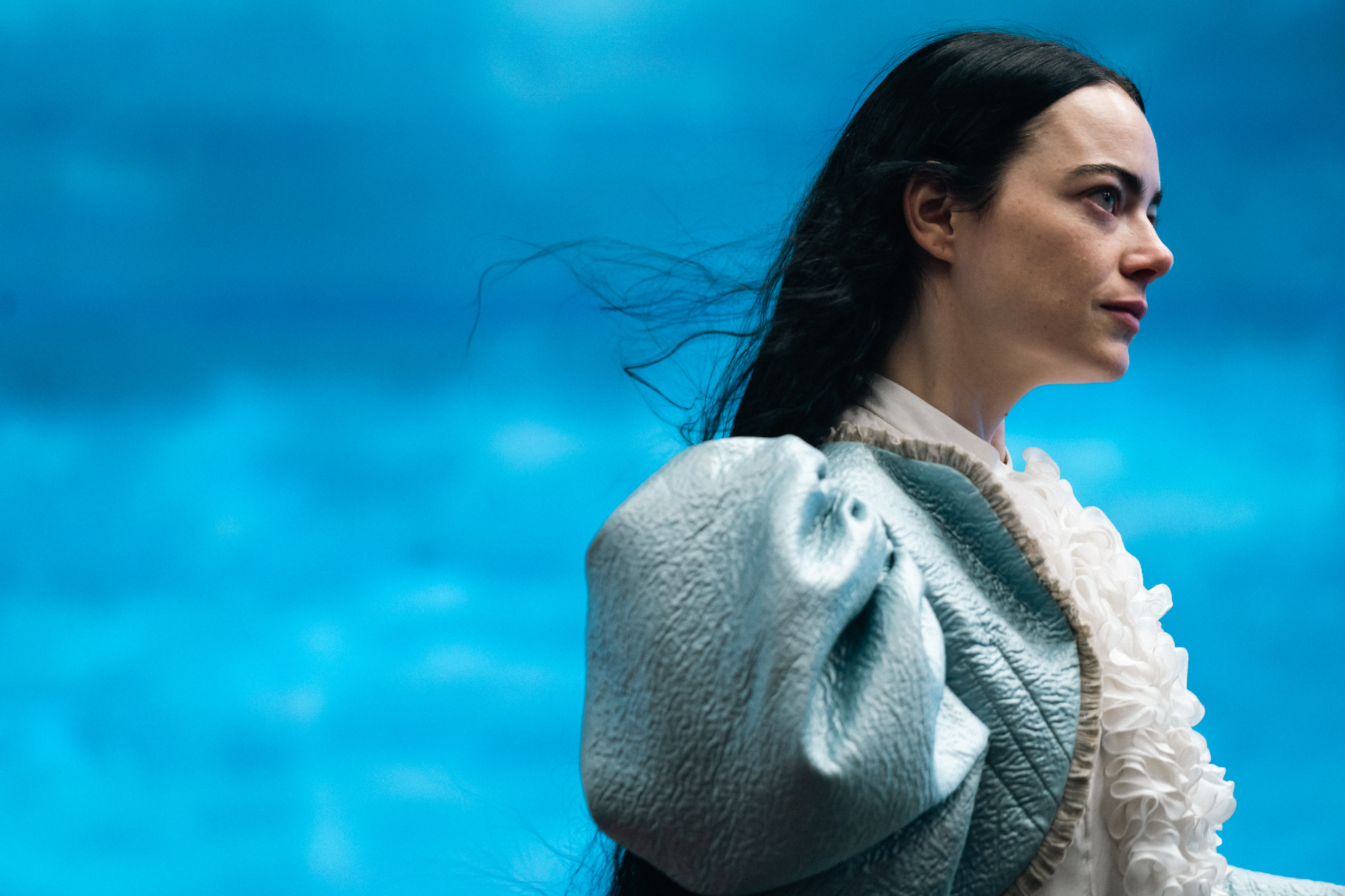 Emma Stone har aldri våget mer og befinner seg langt unna Hollywood i denne filmen.