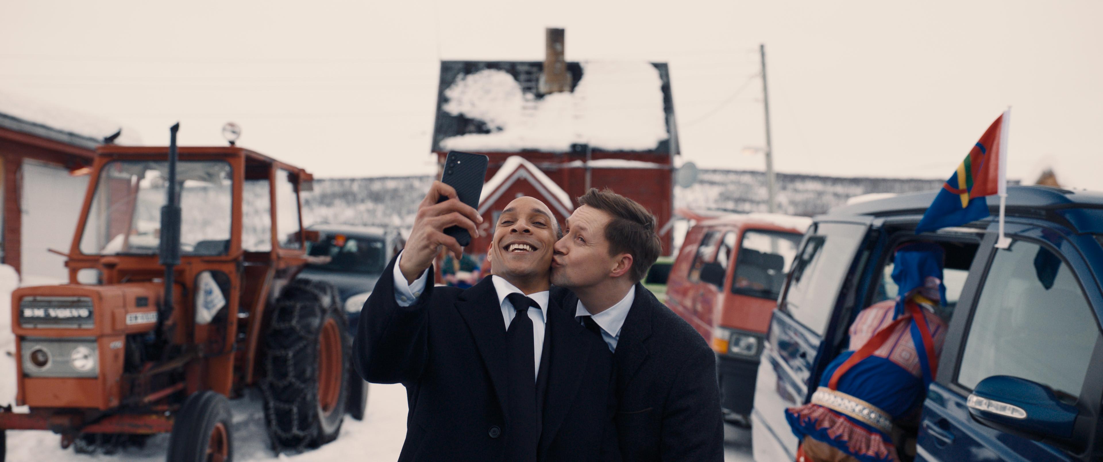  Da Henry (Ánte Siri) ufrivillig vender hjem til sin samiske familie, dukker kjæresten Michael (Craig Ryan Stein) opp. Det fungerer helt passe i «Heajastallan – Bryllupsfesten».