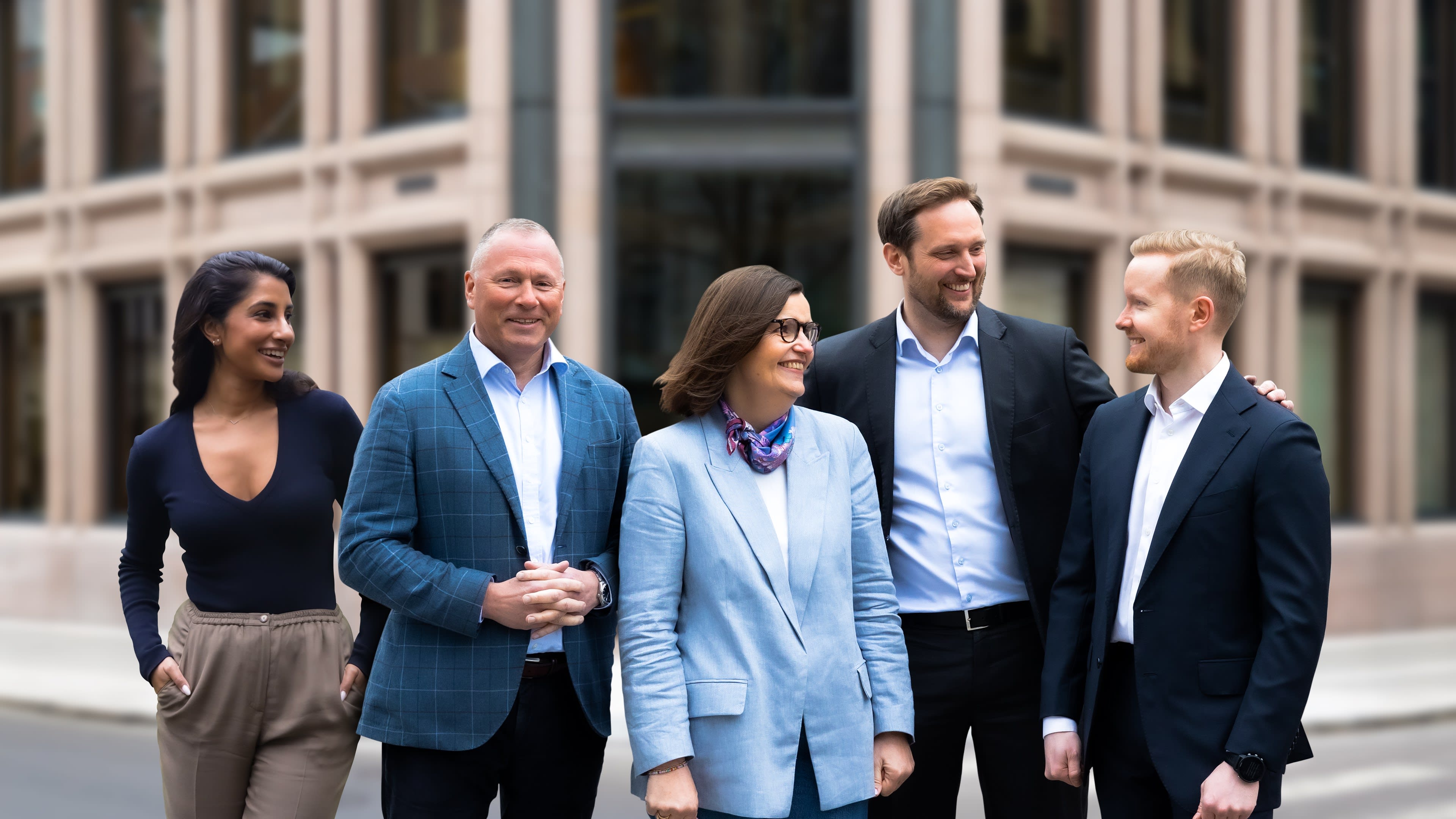 Fem av de ansatte i Oljefondet som serien følger. Fra venstre: Vaishali Lara Kathuria, Nicolai Tangen, Grete B. Starheim, Emil Framnes og Haakon Husøy. 