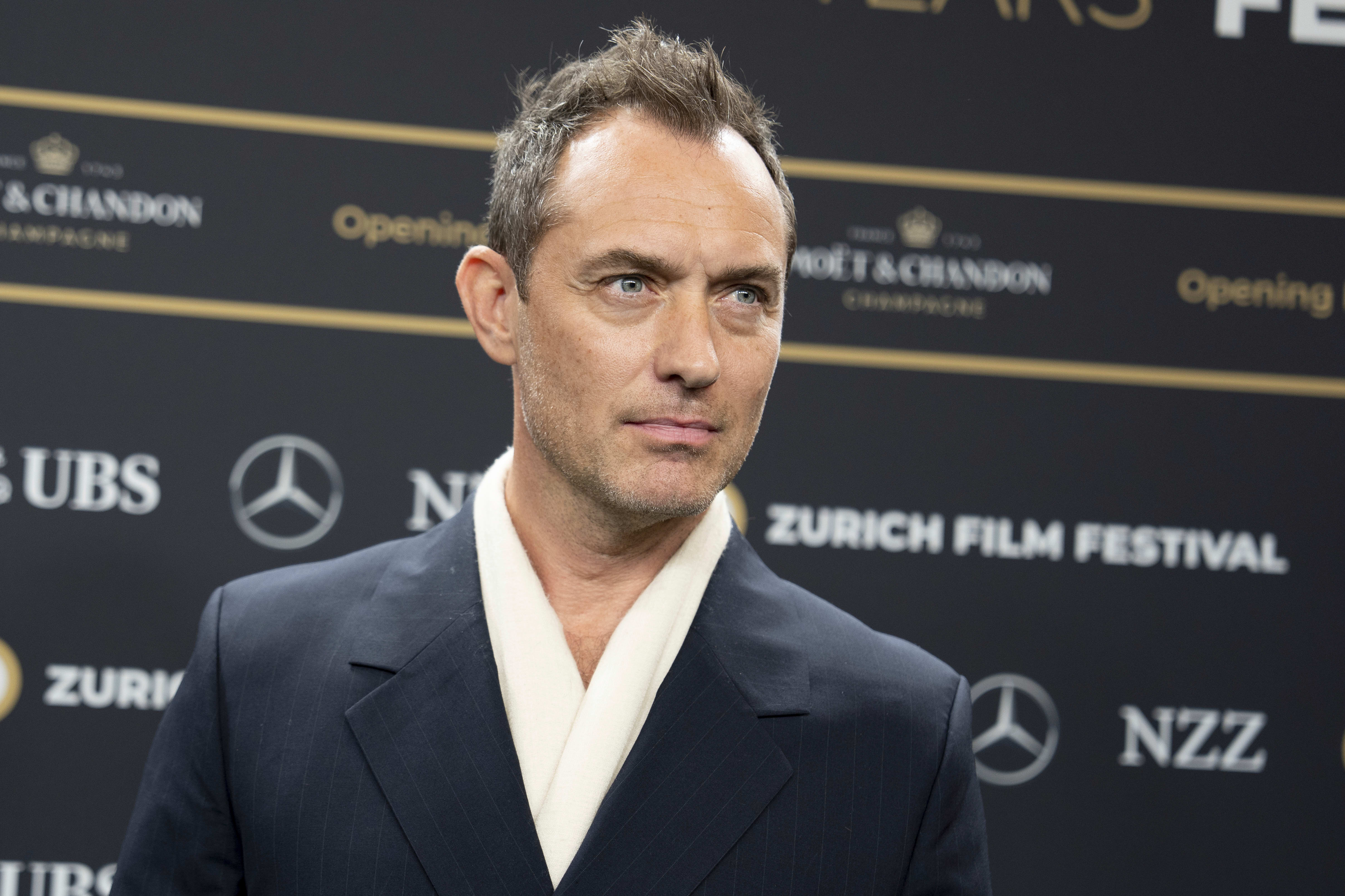 Jude Law spiller nattklubbeieren.