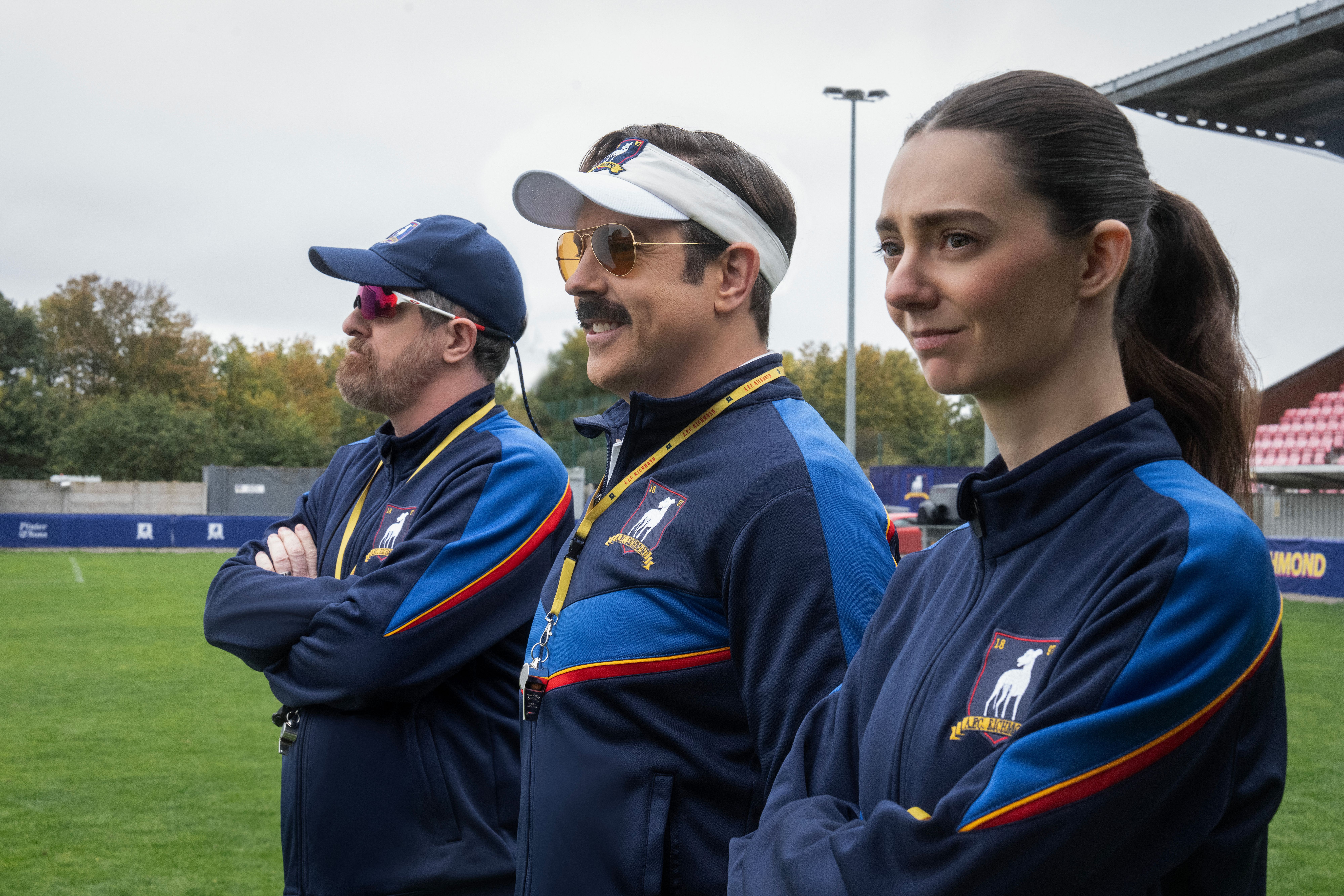 Brett Goldstein og Jason Sudeikis er tilbake på sidelinjen i Richmond. Assistenttrener Alice Chilton himler med øynene, og blir en umiddelbar favoritt i seriens comebacksesong.