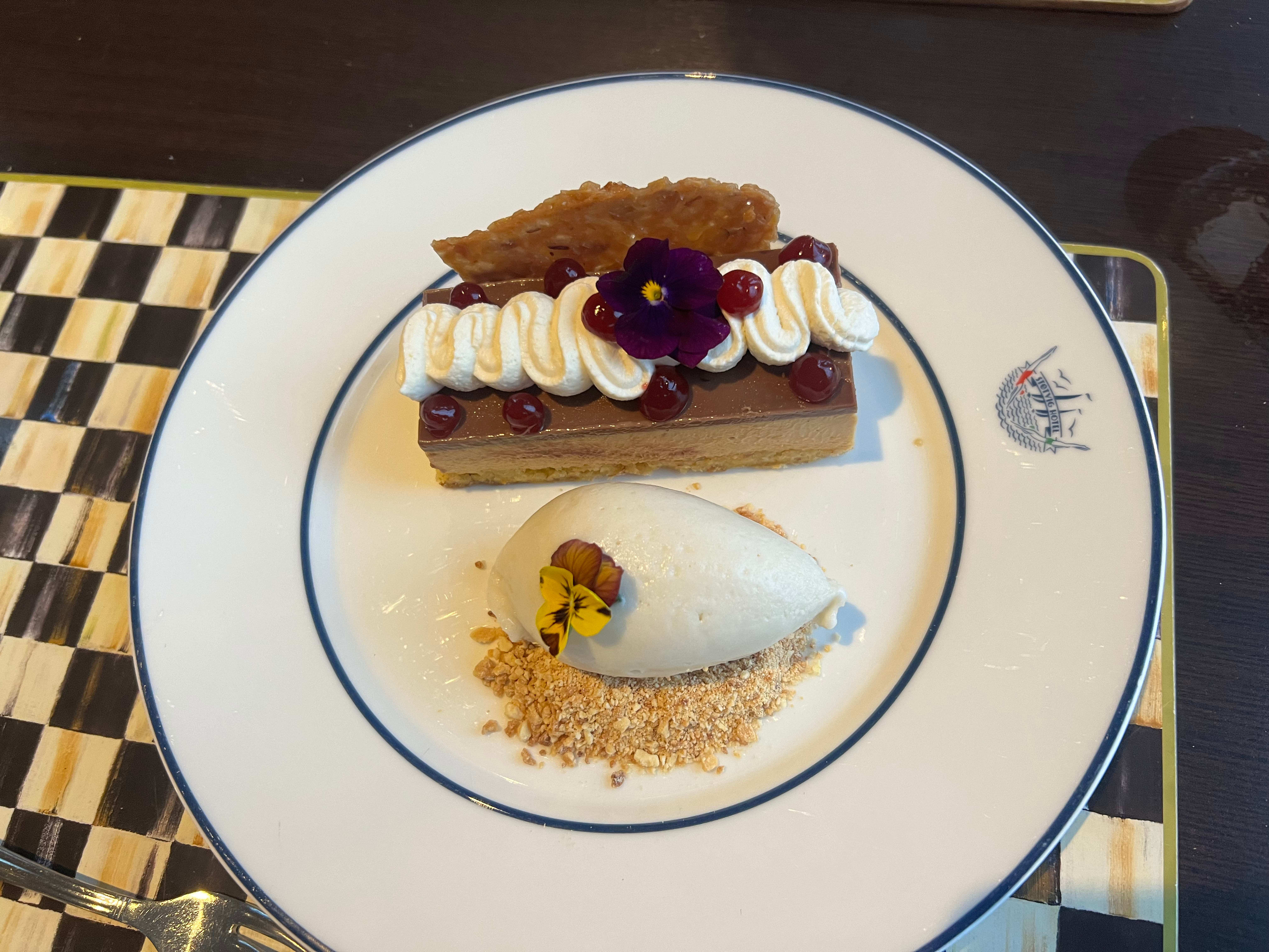 Brunostmousse med lakriskrem, mandelbunn og isvingelé.