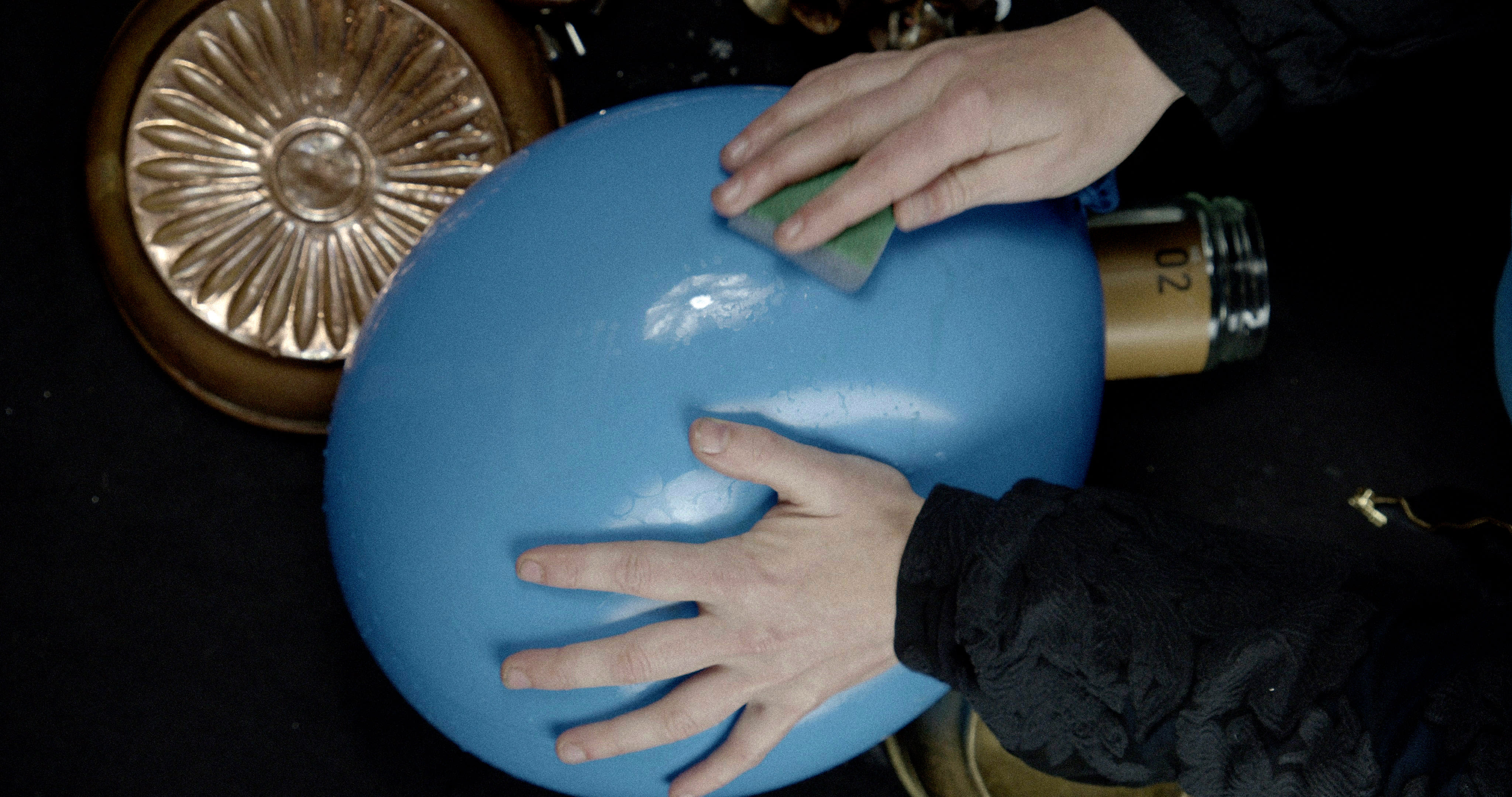 I sin installasjon eksperimenterer Lasse Marhaug og Pinquins med hverdagslige gjenstander som musikkinstrumenter.