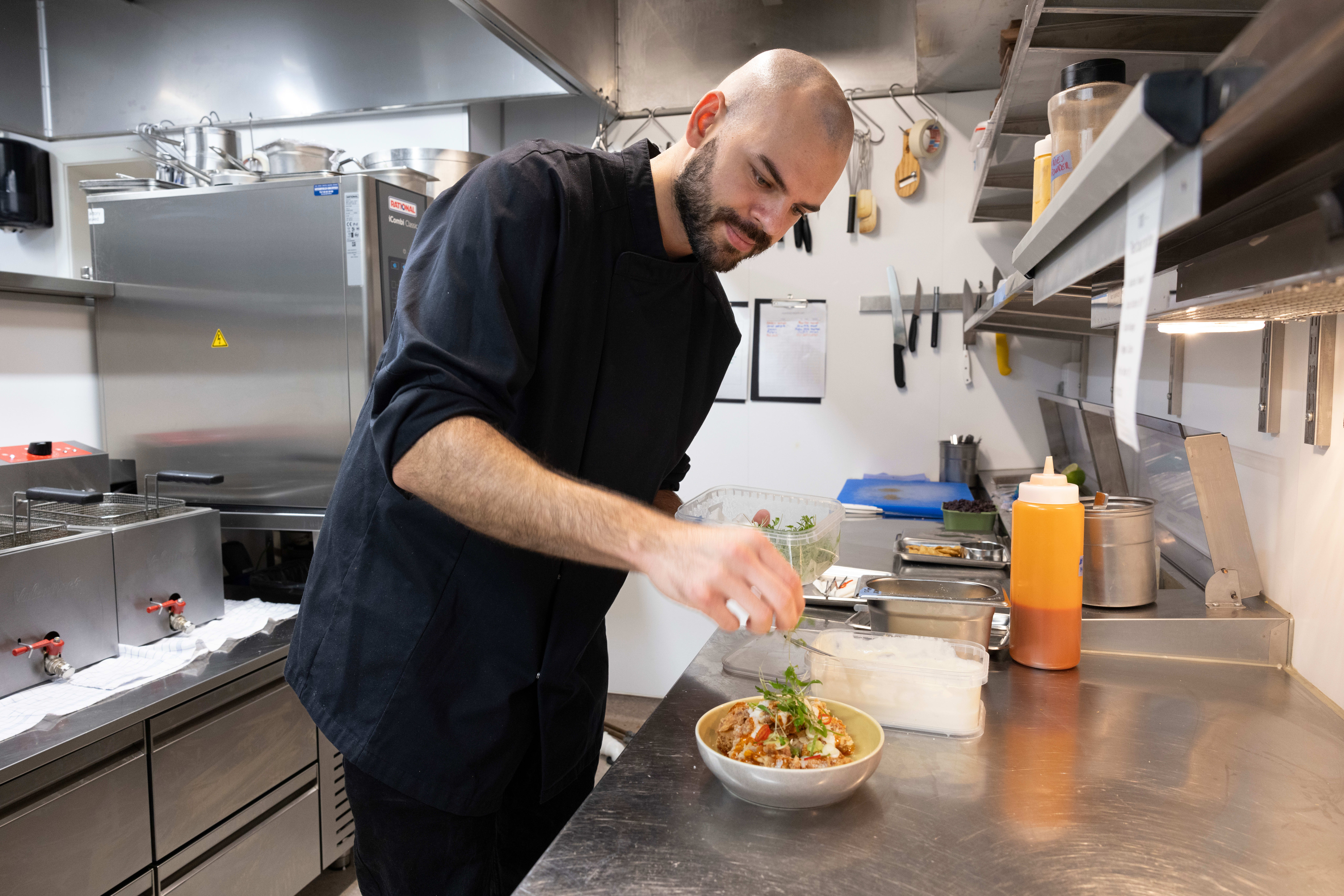 På Cæp kan du se fotball og faktisk spise bra mat