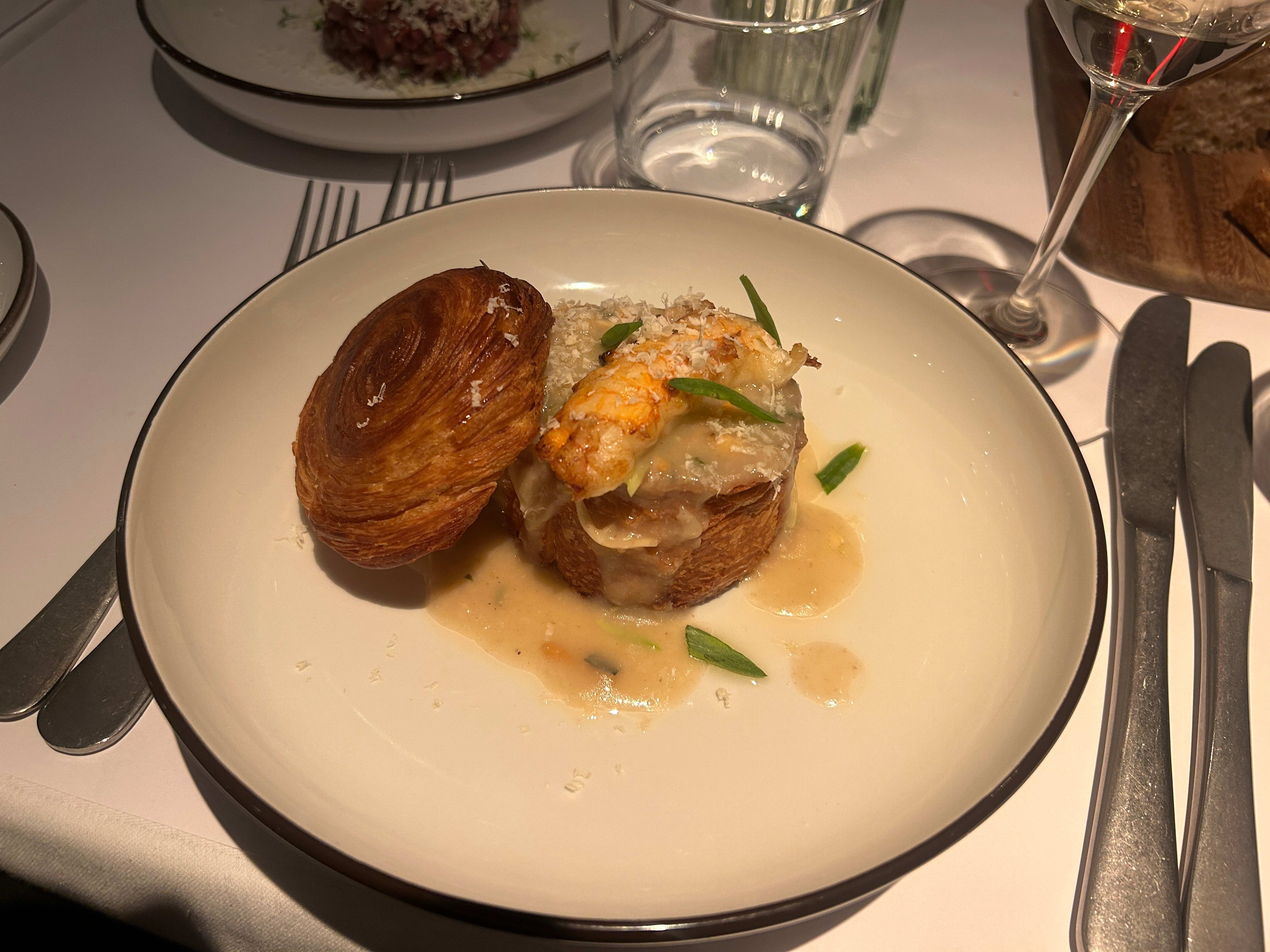 Skalldyrvelouté er kraftige saker. Det blir for mye av det gode med en laminert brødservering. Hver for seg er elementene perfekte.