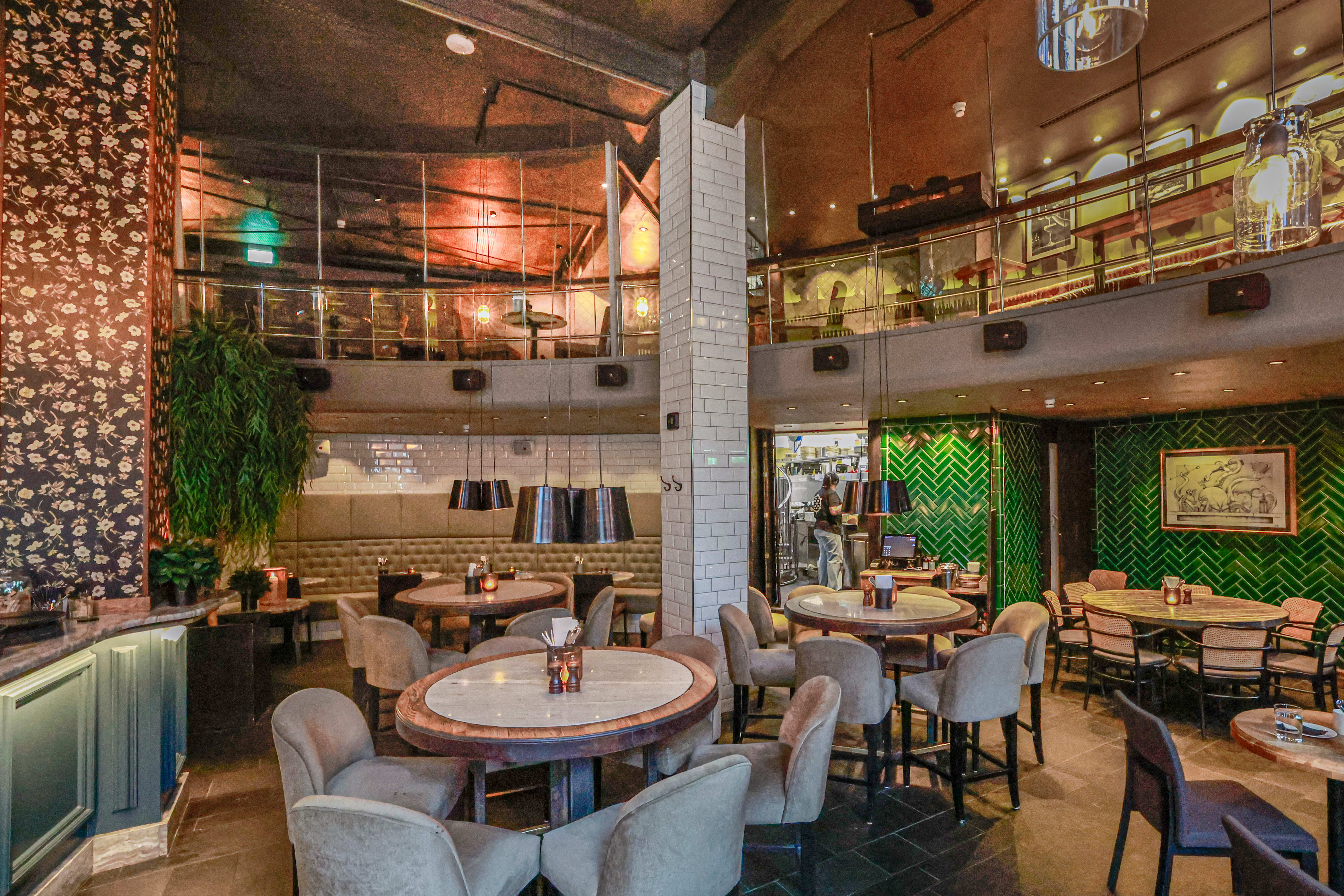 Burgerrestauranten er fint innredet med behagelig sofaer og stoler.