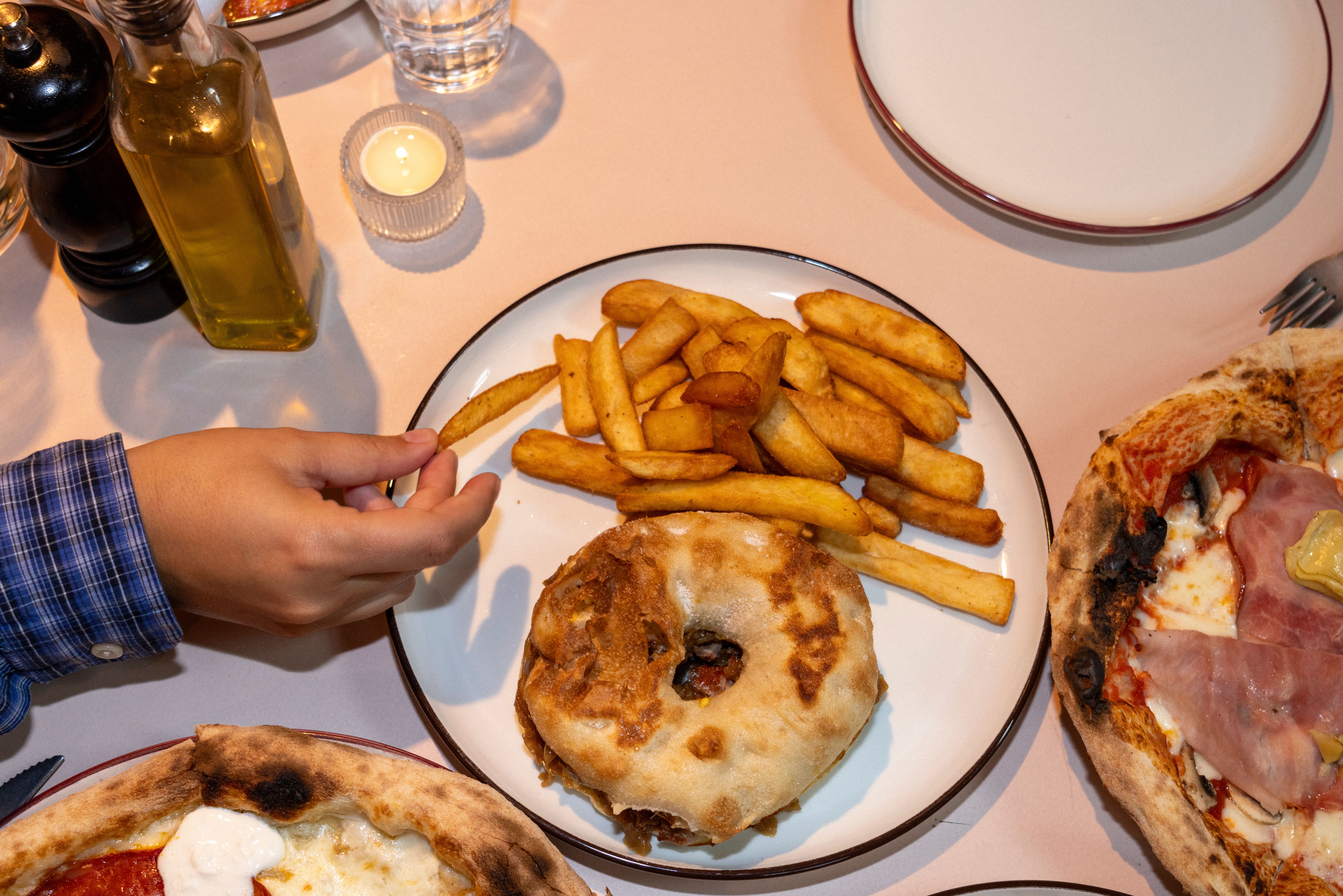 Dinner bagel med karamellisert løk og entrecôte.