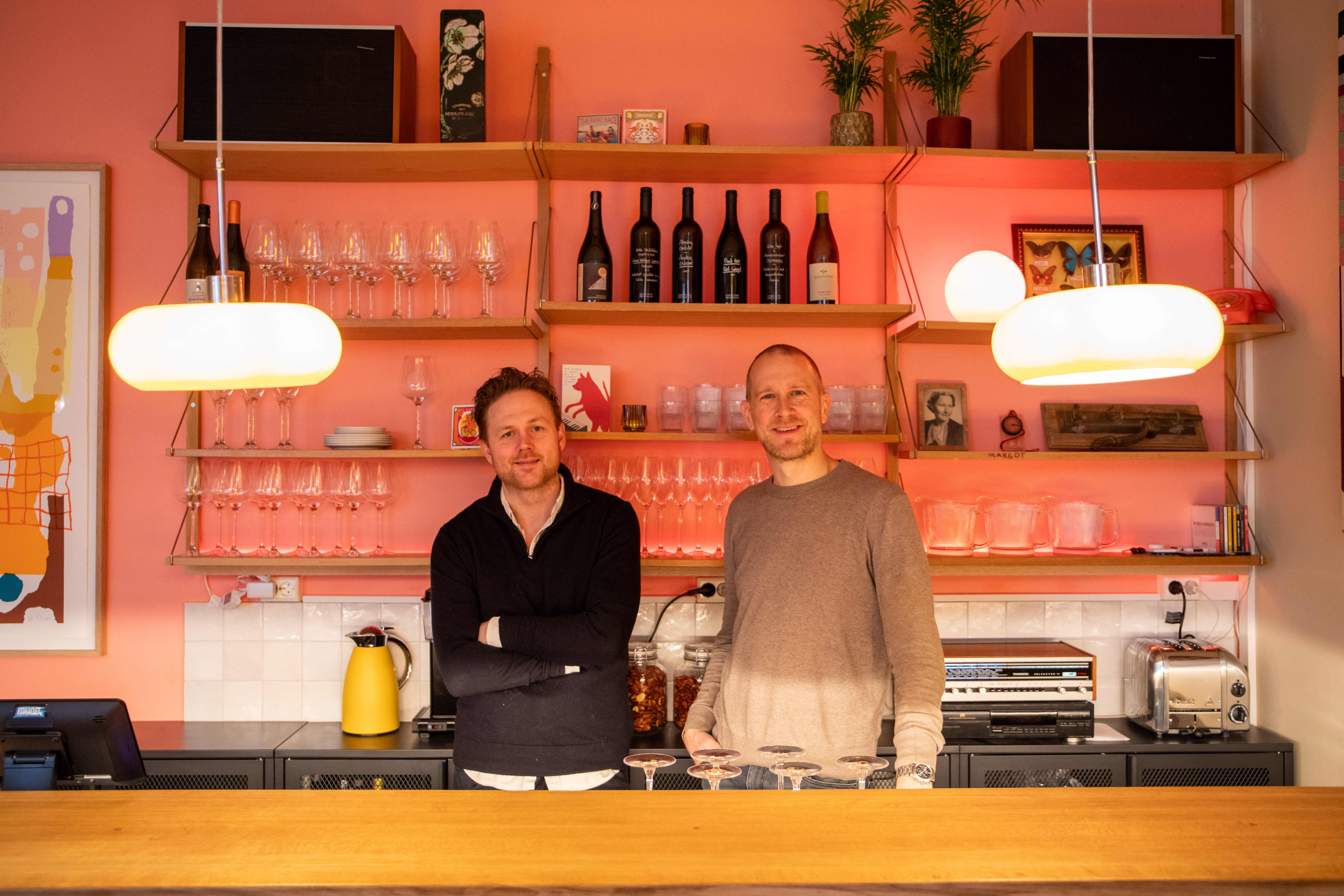 Erlend Lønnum og Kristian Strømme er to av dem som står bak Sagenes nye vinbar.