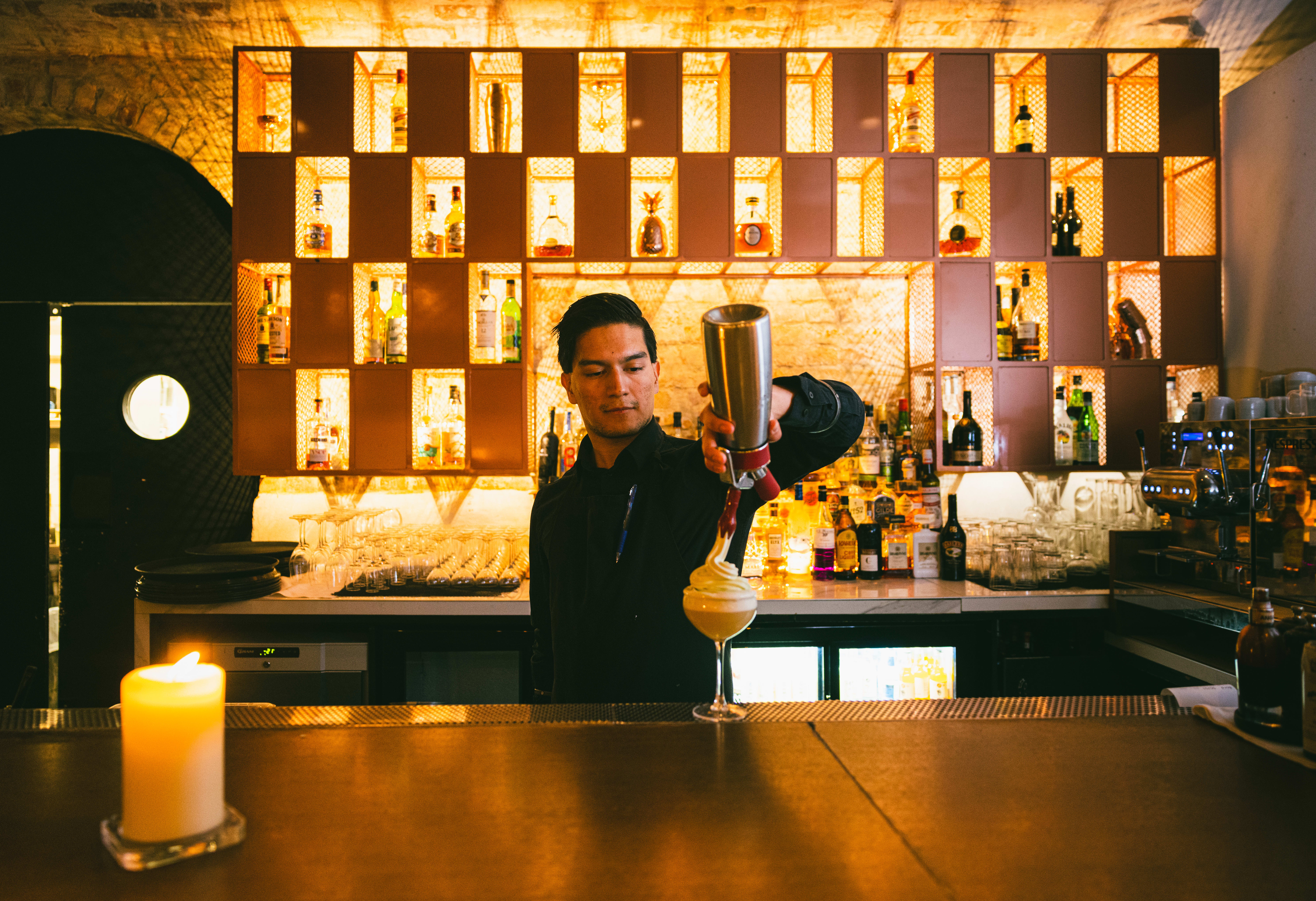 Drikkepakken er variert og avsluttes med en cocktial til desserten. 