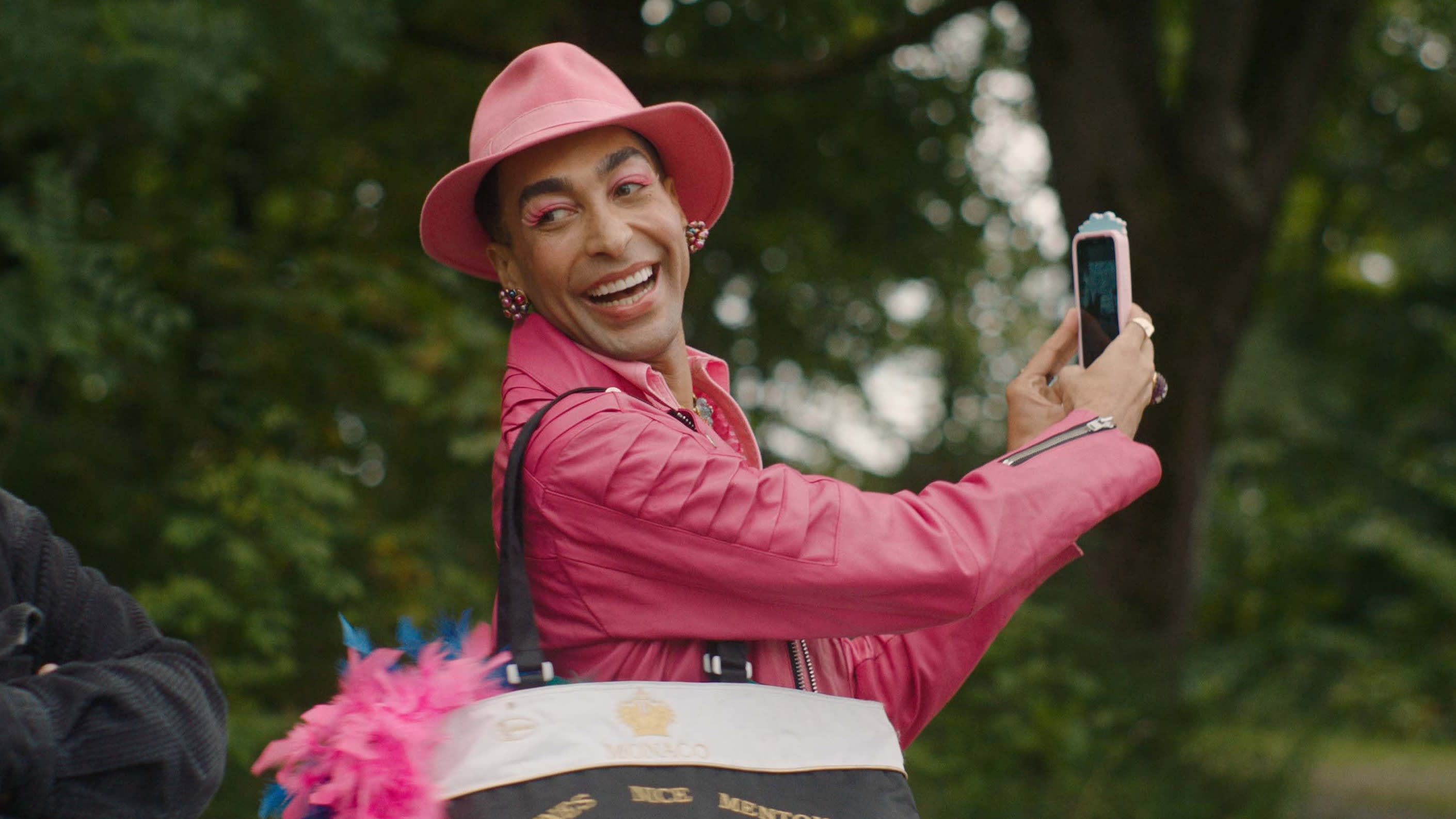 Influenseren Jonas (Jonas Winther) roter Kamilla opp i bråk.