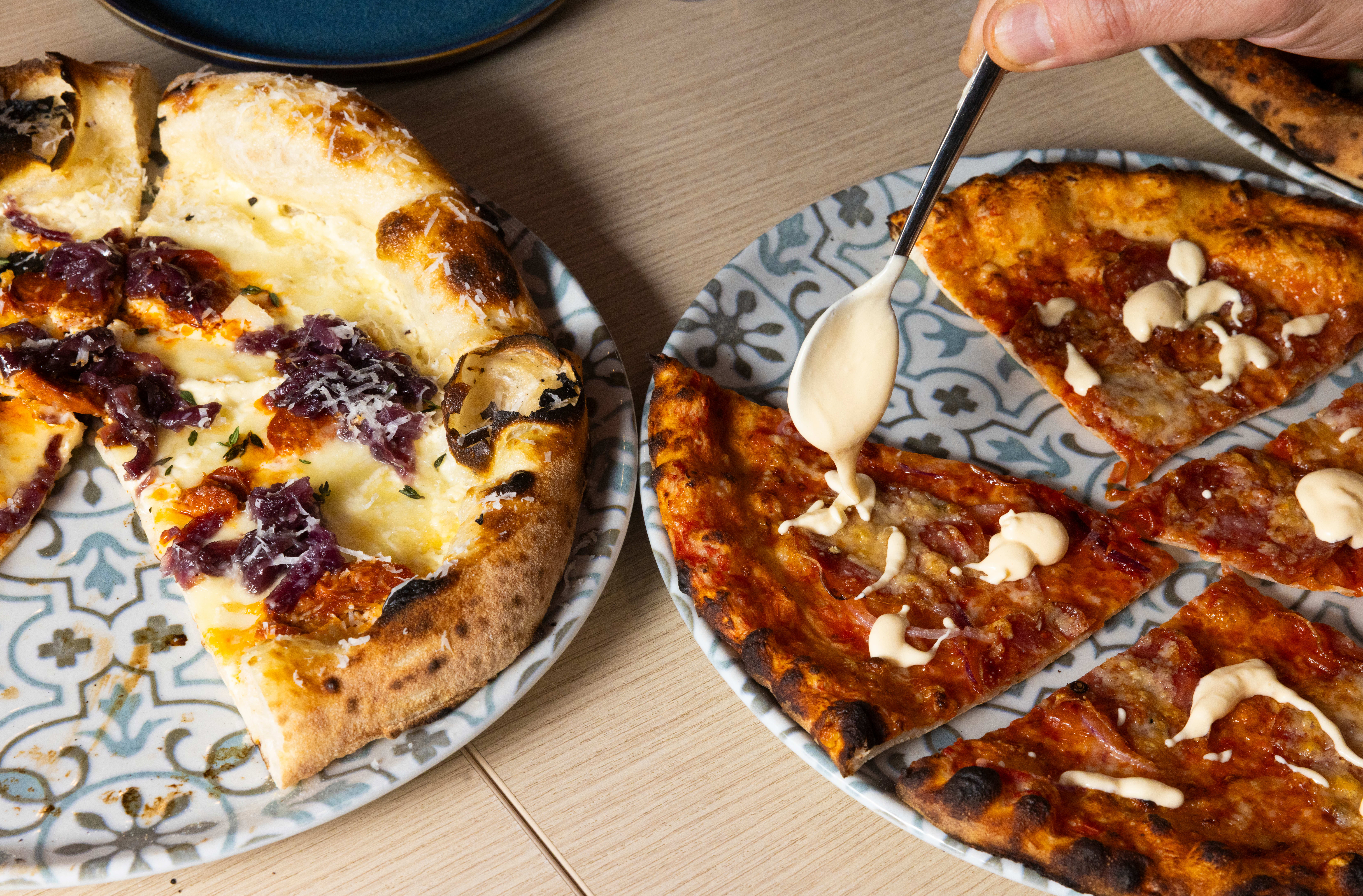 En napolitaner og en romer side ved side. I dag er det napolitaneren til venstre som dominerer blant italiensk pizza. 