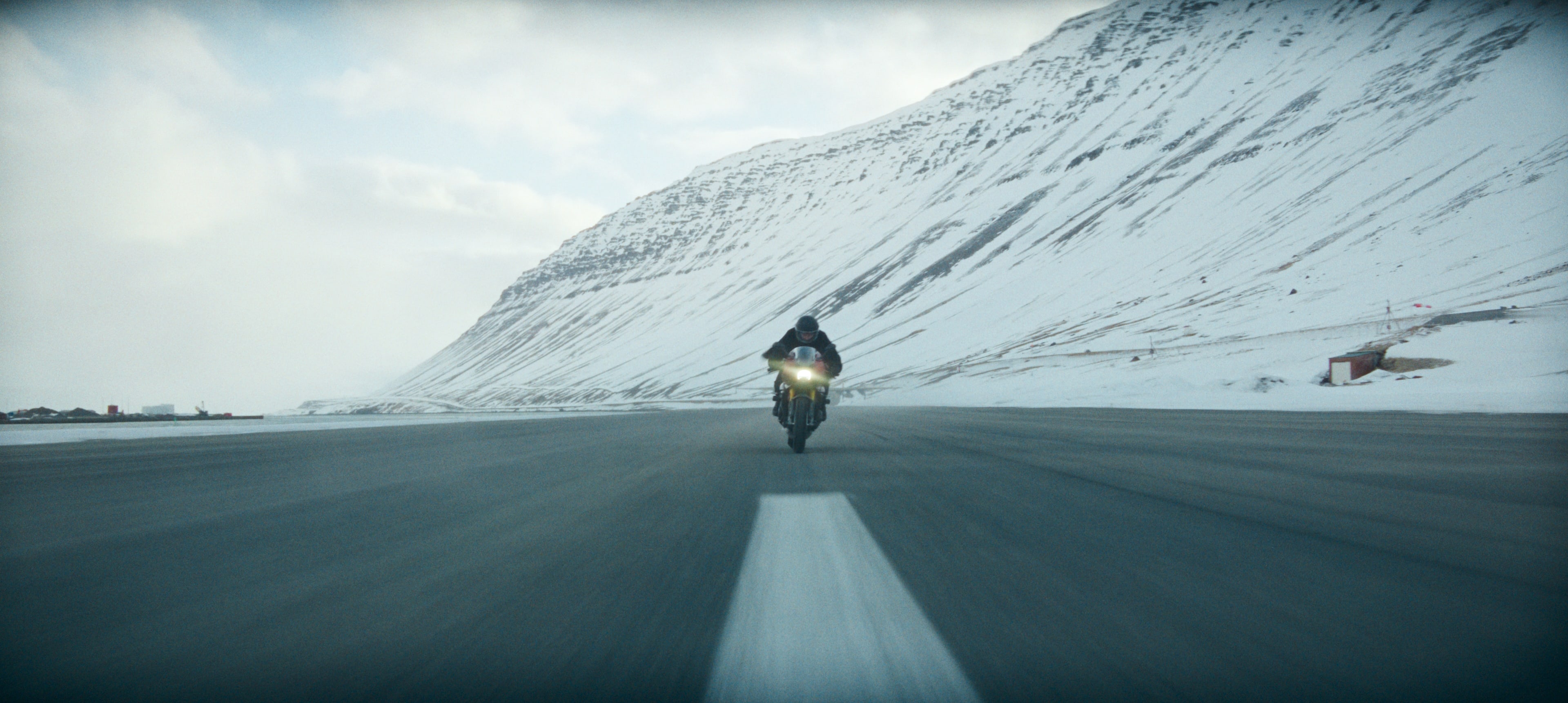 En ekte actionhelt må kunne styre kjøredoninger. 