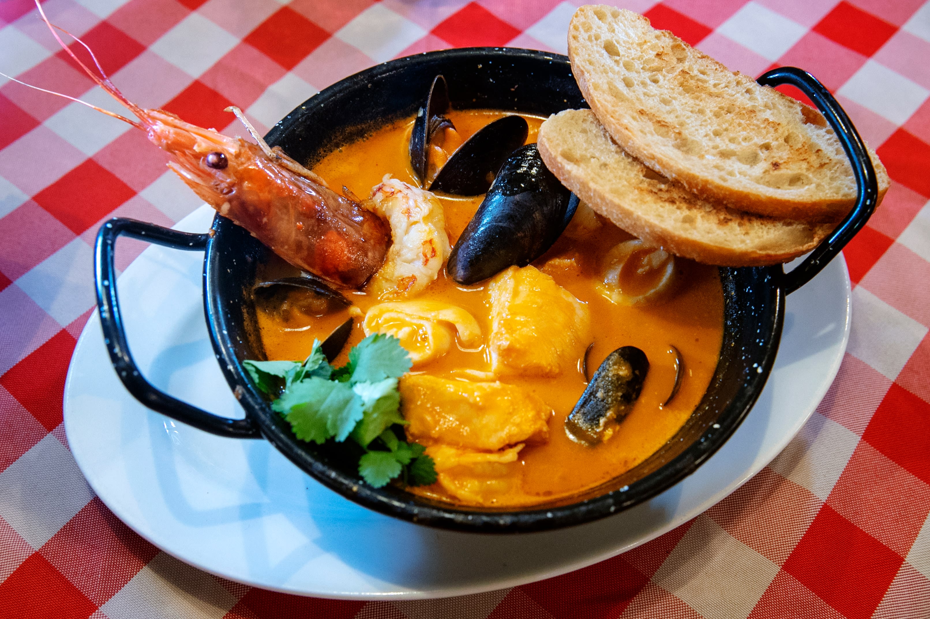 Bouillabaissen på Ostebutikken Bistro har sting.