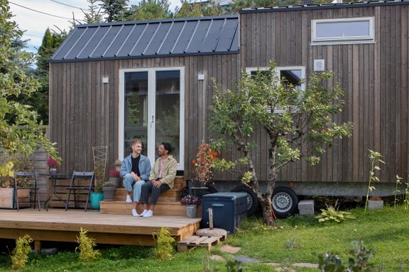 Paret bor i et minihus på 18 kvadratmeter: – Mikroløsningen passer vår livsstil 