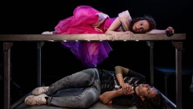 «Romeo og Julie»: Leken og distansert Shakespeare