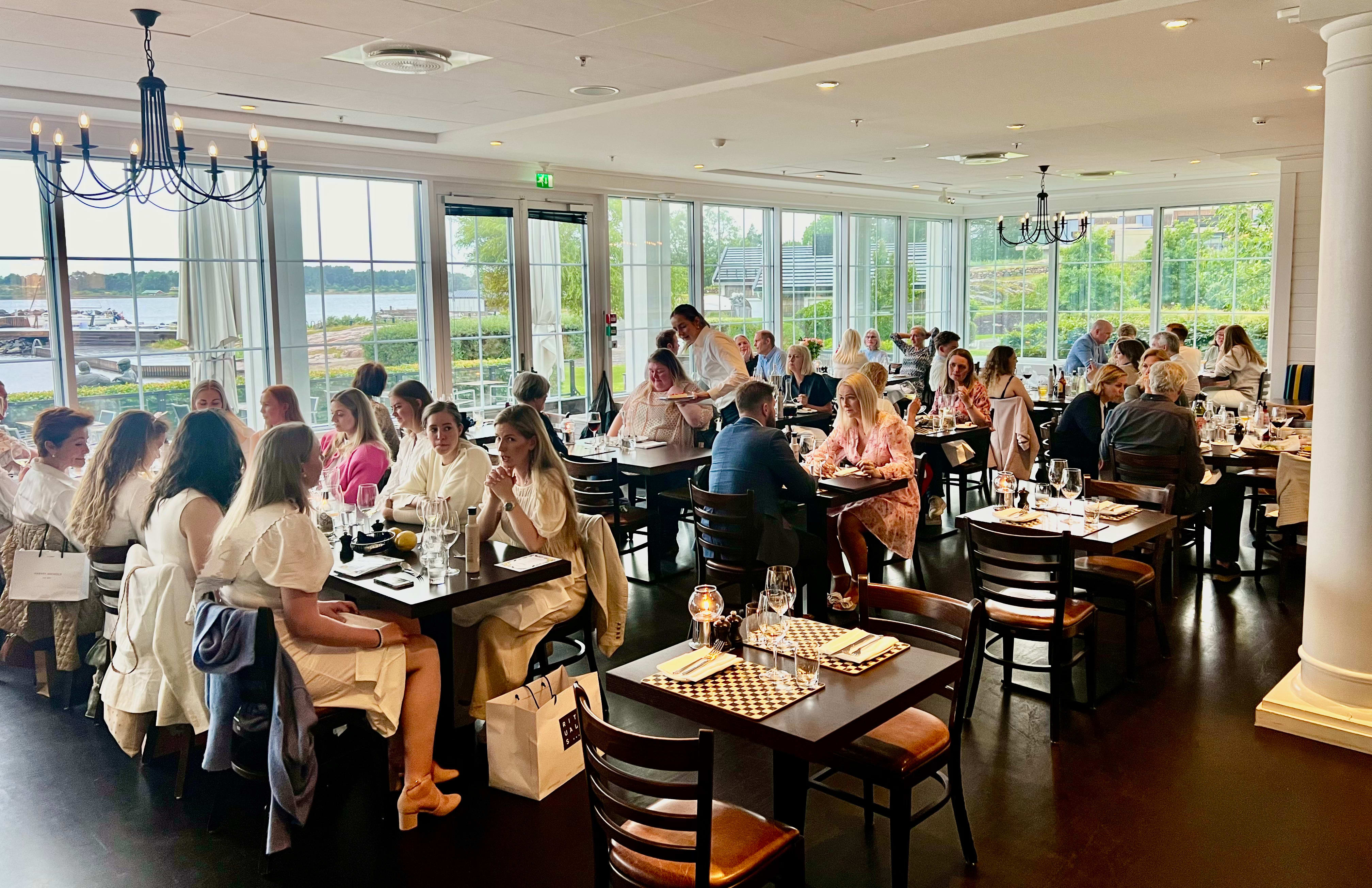 Stor og åpen restaurant.