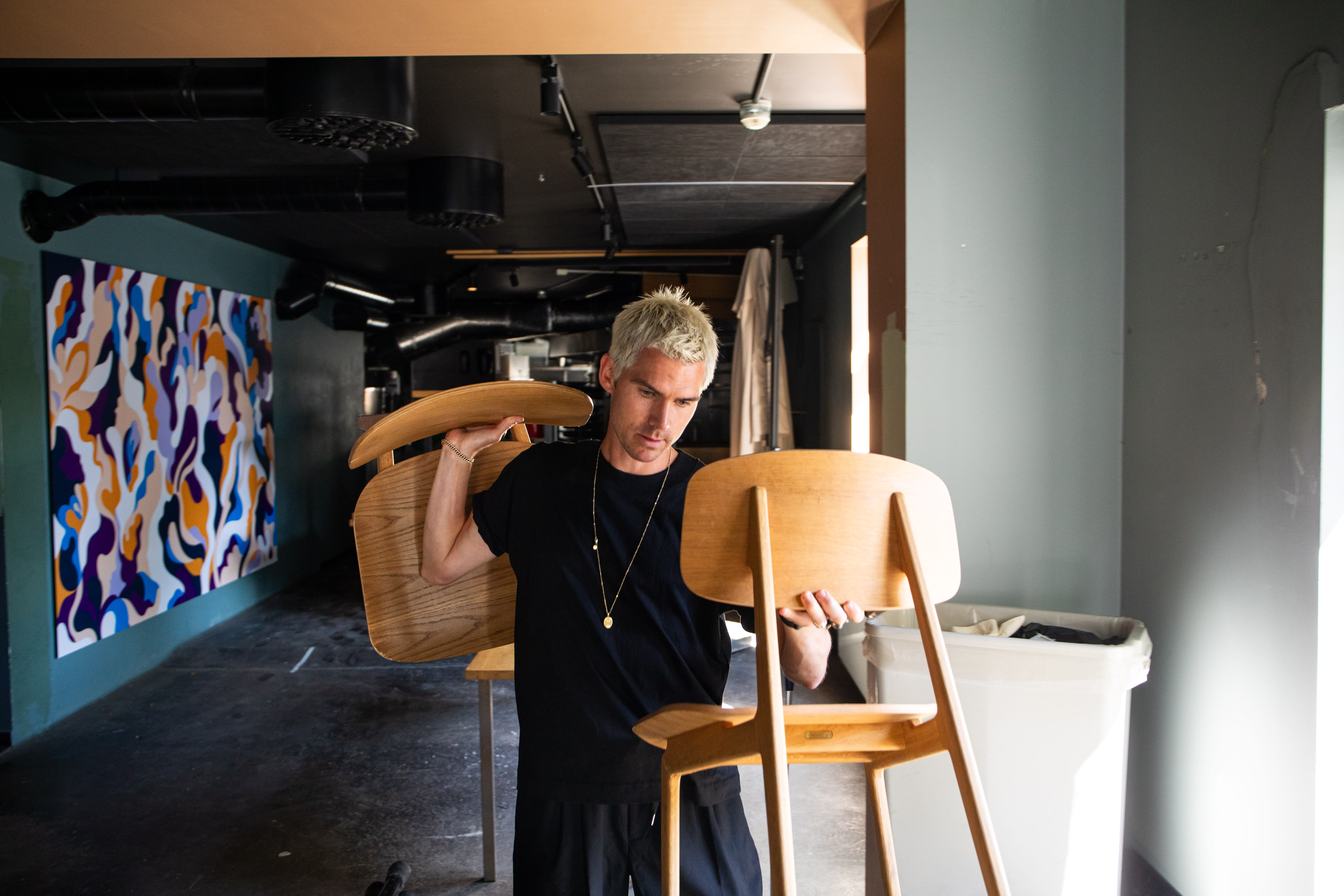 For å kvitte seg med gamle ting inviterte Seeberg hele Tøyen til en gi-bort-aksjon: – Det er flott at alle disse gjenstandene kan få nye eiere i nabolaget.