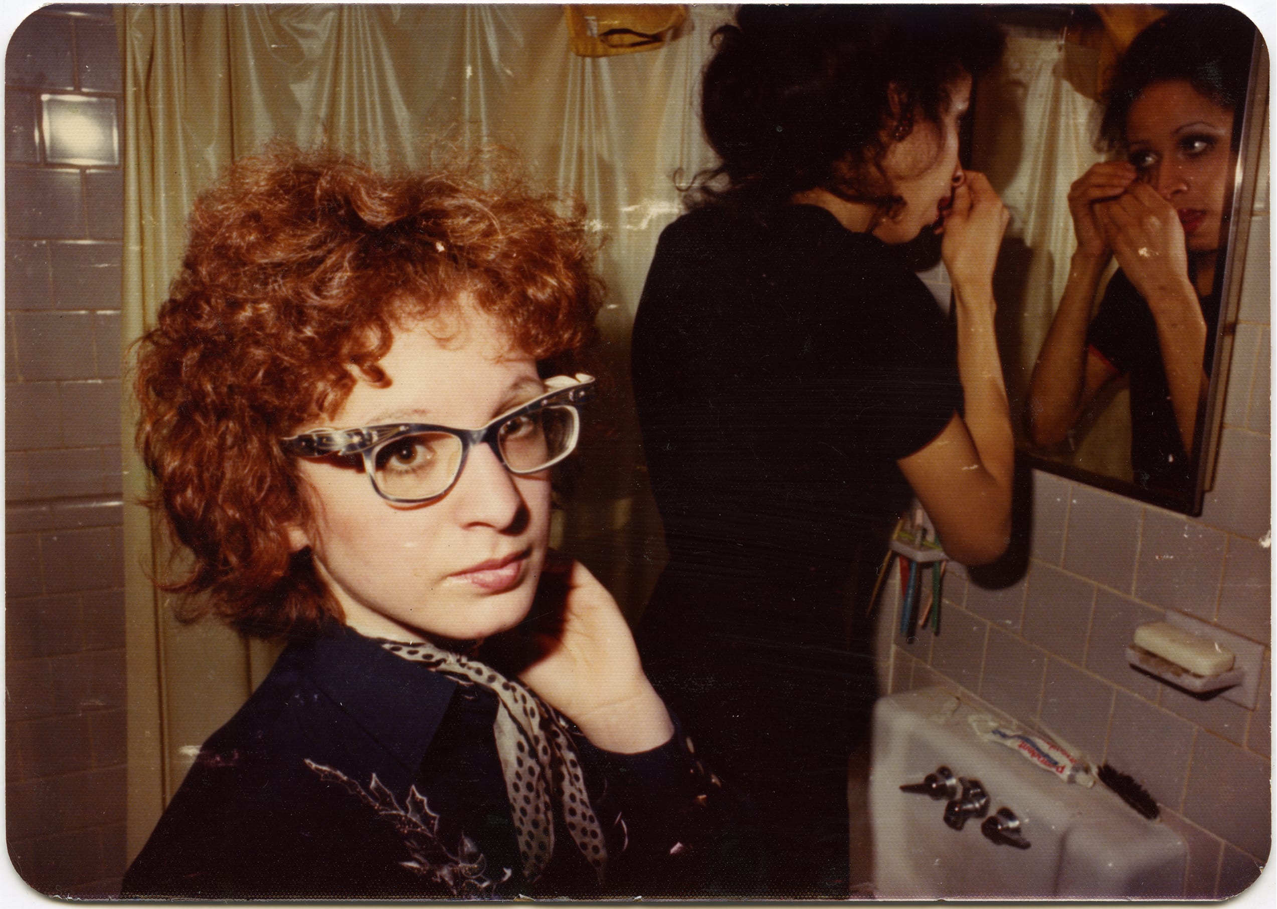 En ung Nan Goldin på badet i Boston med romvenninnen Bea.