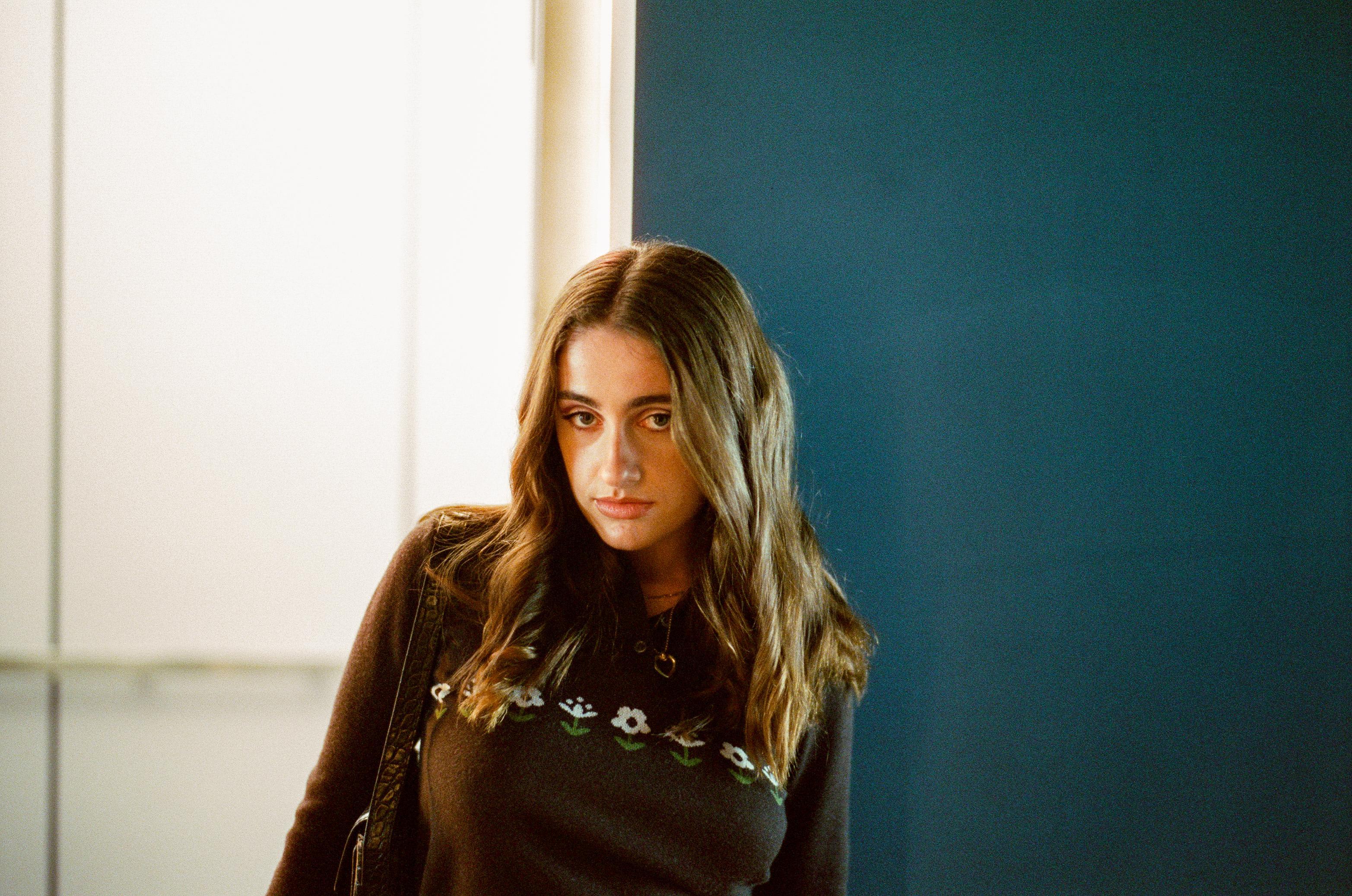 Leia (Rachel Sennott) bor sammen med Jocelyn. De er bestevenner, men Leia er også ansatt som Jocelyns personlige assistent. 