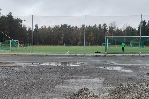Oslo kommune innrømmer tabben. Dette er historien om fotballbanen der mye har gått galt.