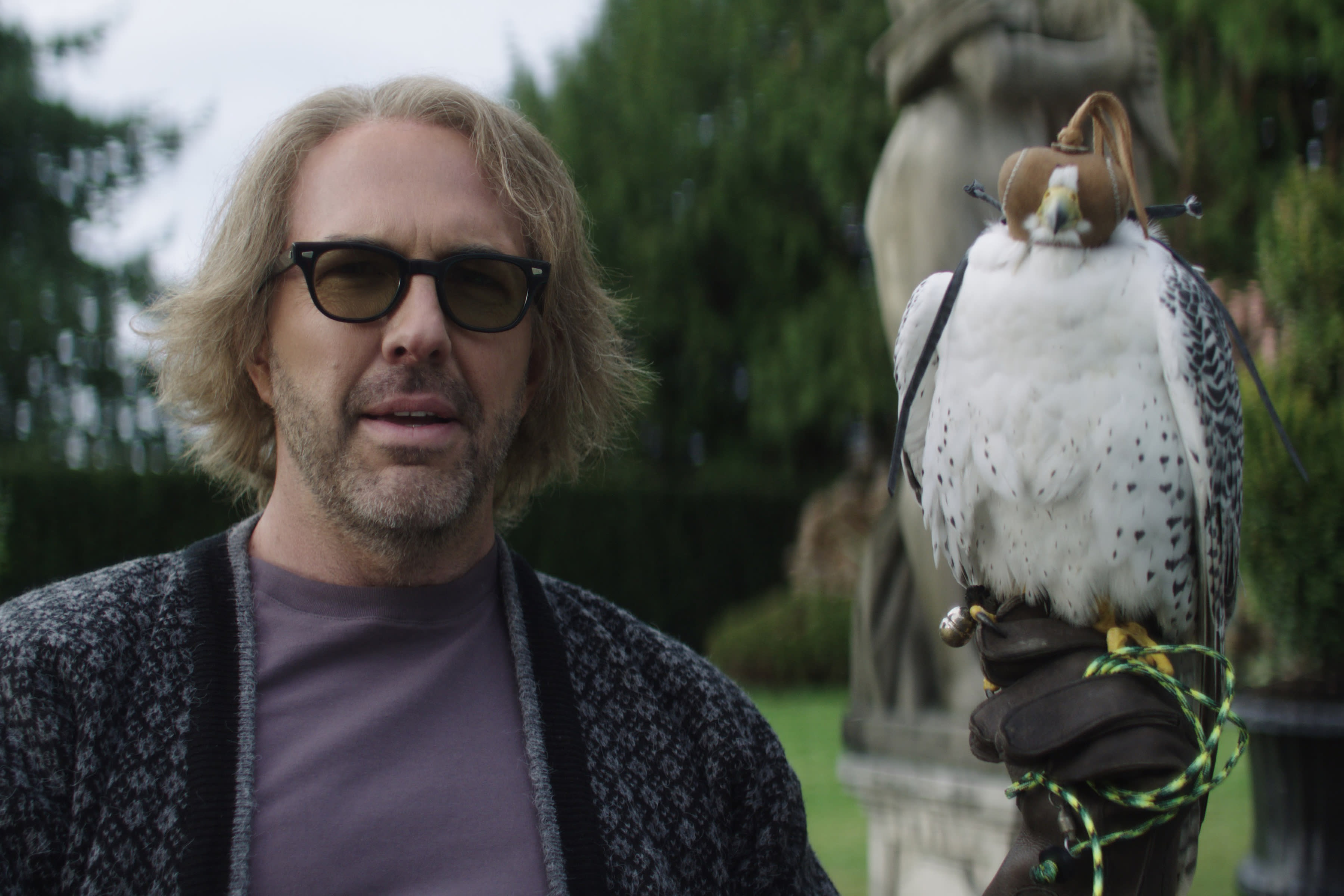 Produsenten Lou Burke (Eric Lange) ønsker kjapt at han aldri hadde truffet Lisa Nova. 