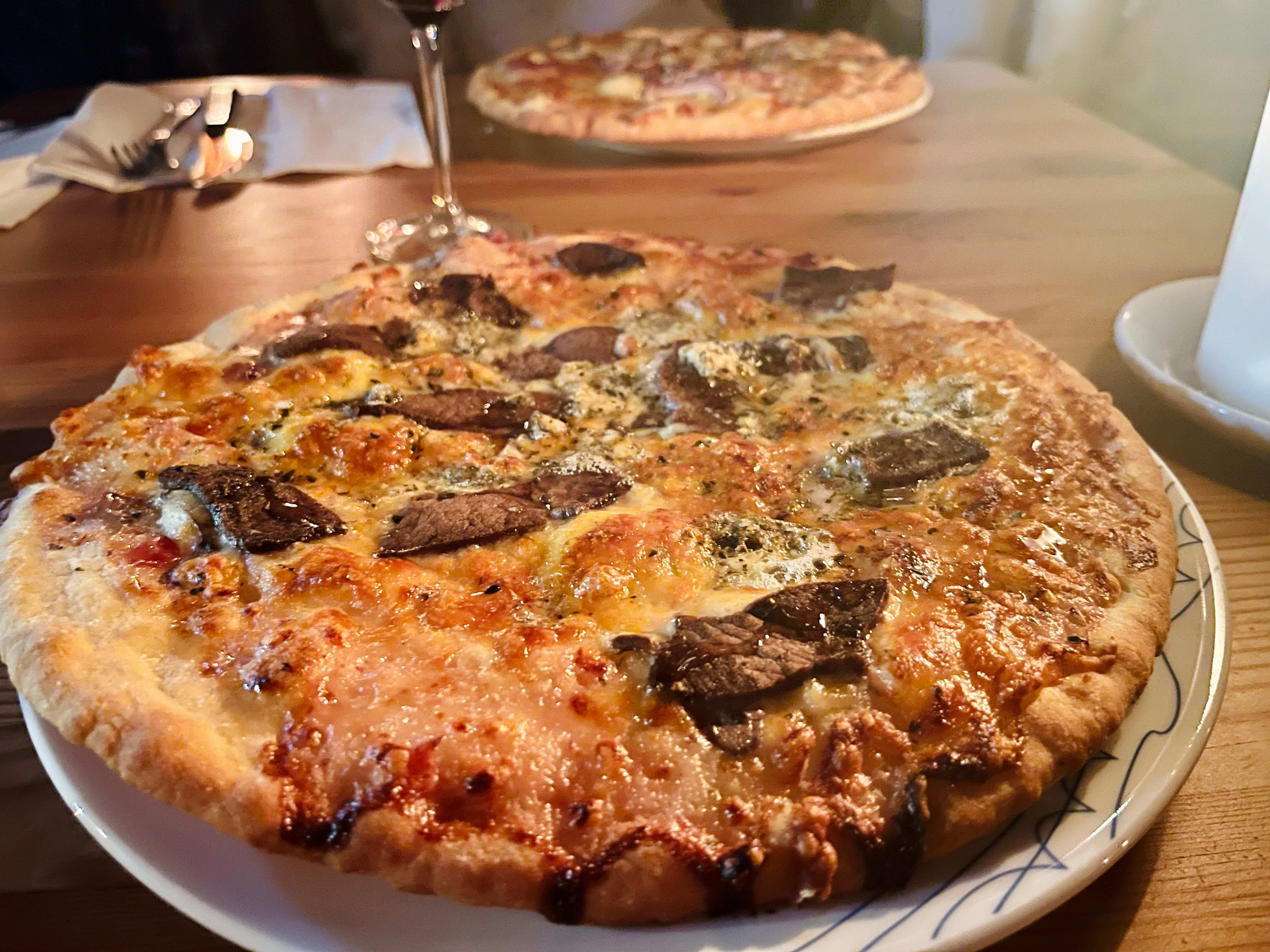 «Helge» med elgskav, tyttebærrømme, blåmuggost og honning er god, men veldig søt.  