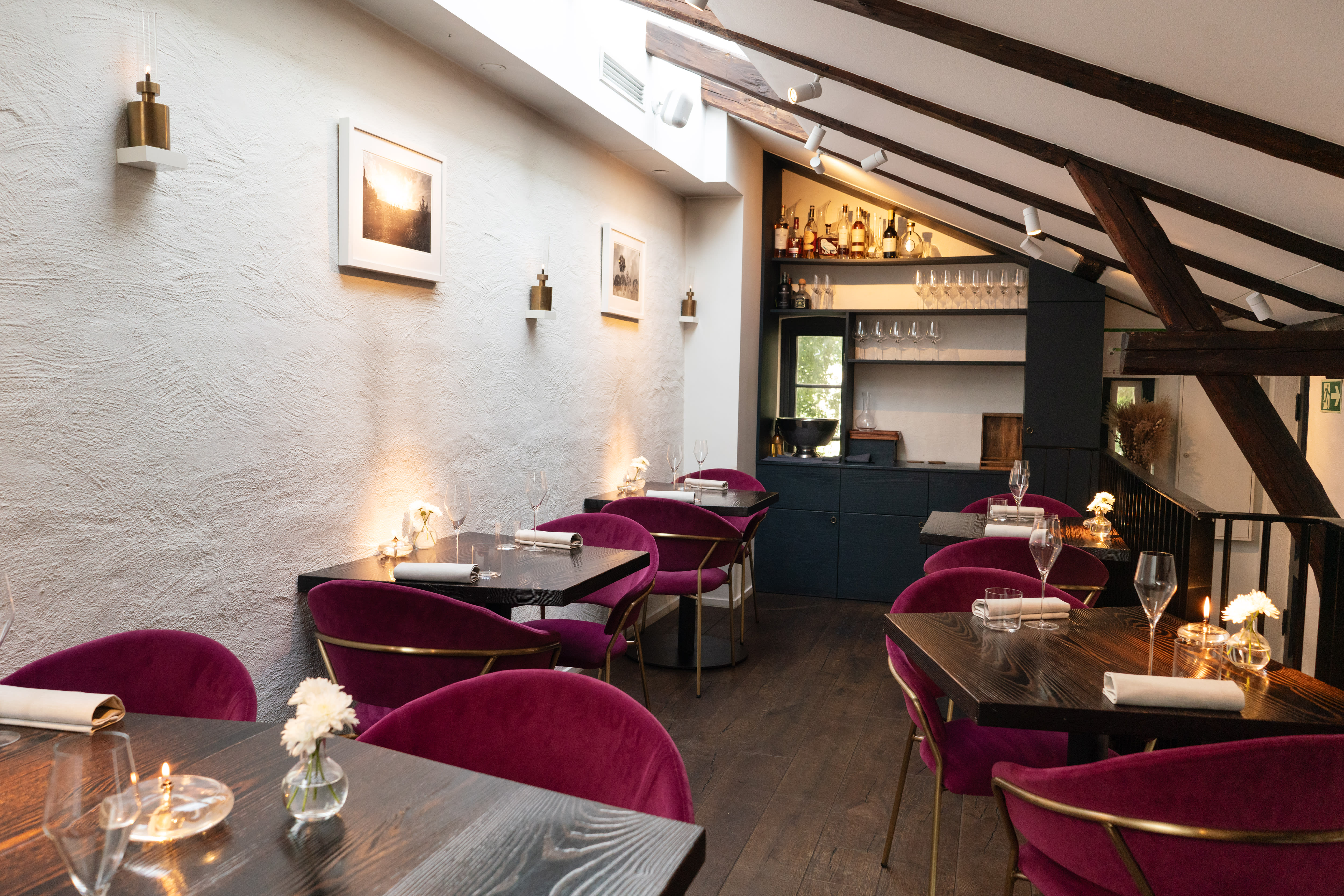 Restauranten har bord i to etasjer. 