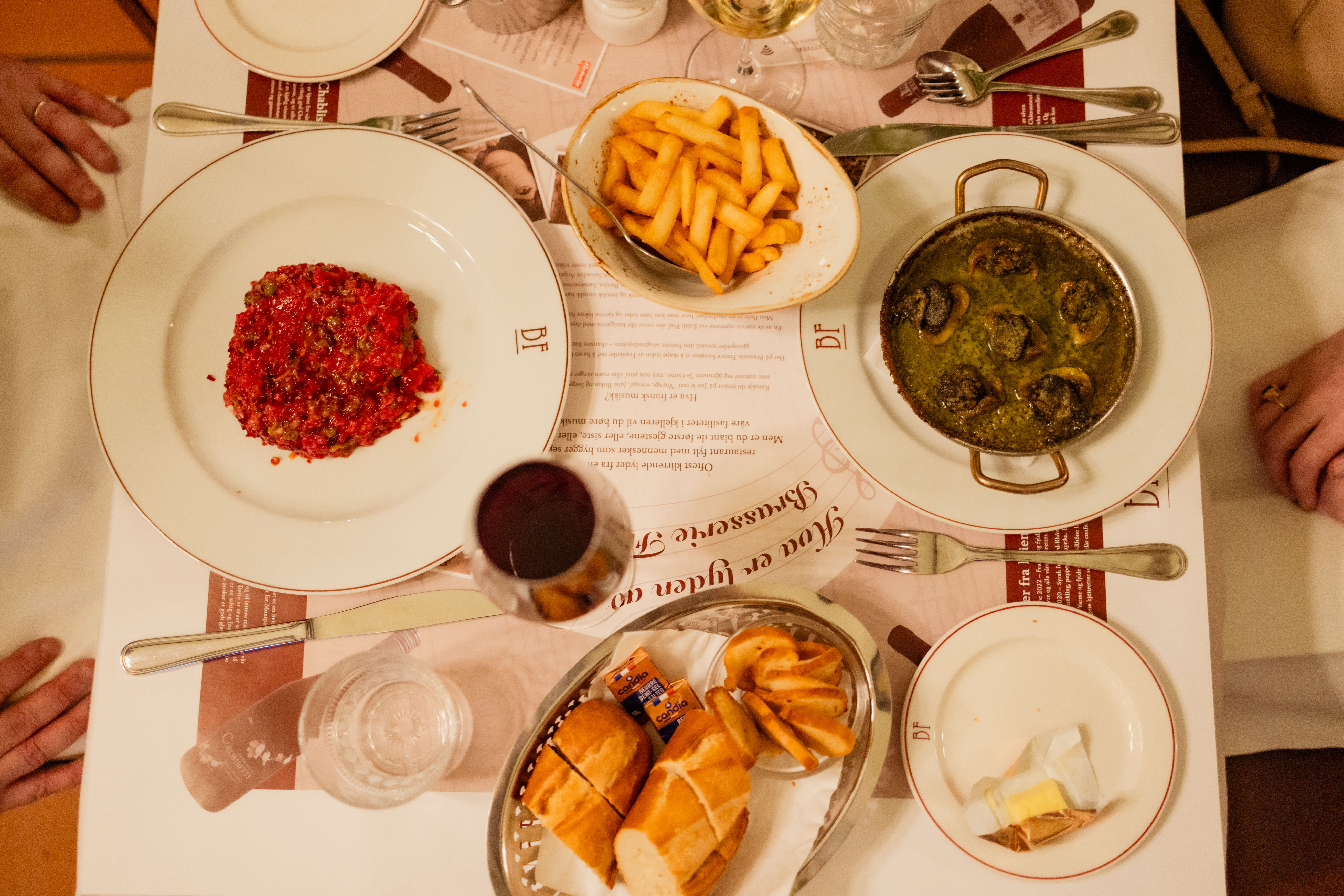 Klassiske franske retter som tartar og snegler, serveres på Brasserie France til lunsj.