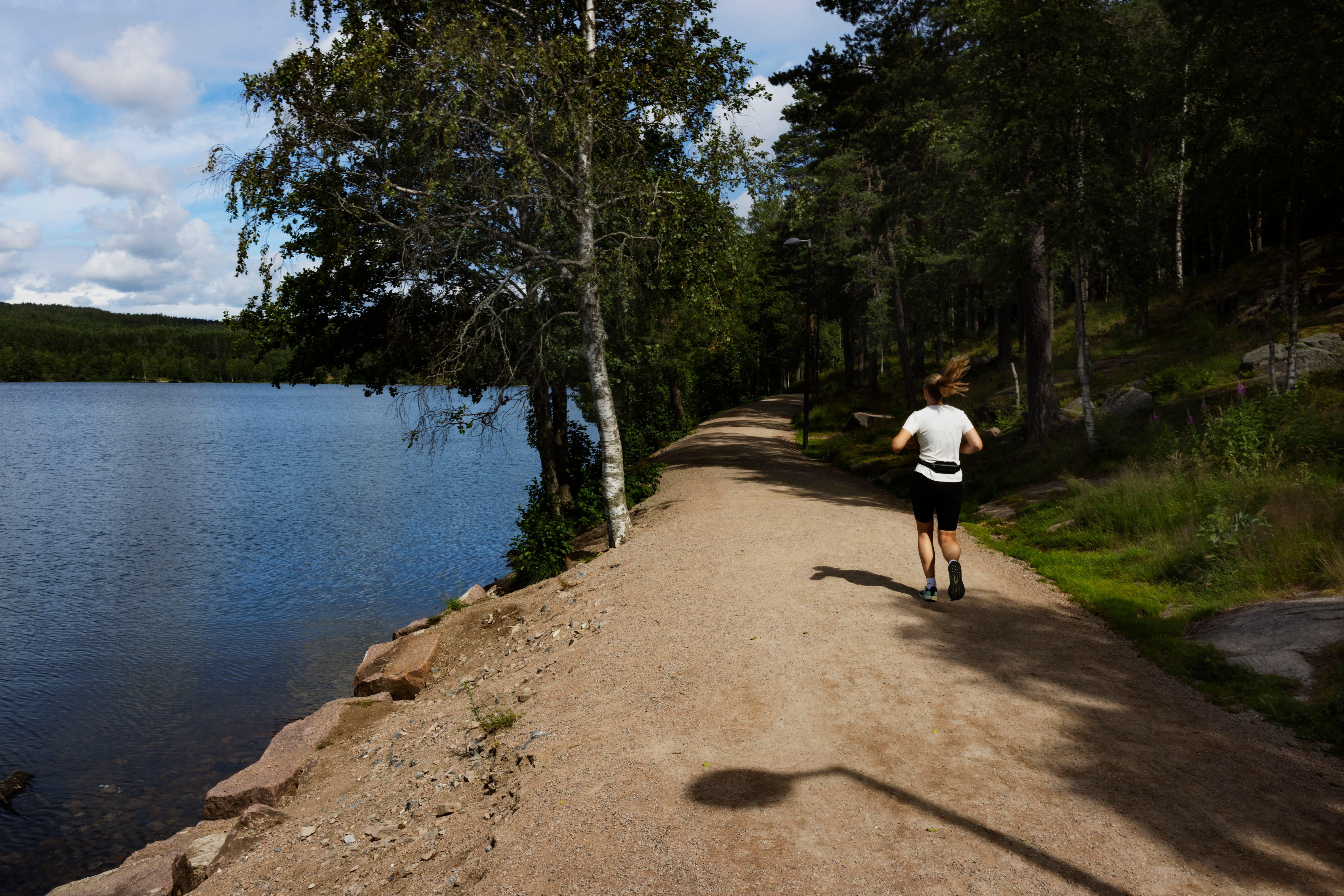 Sognsvann er populært blant joggere og turgåere. Vannet er også fint for fiskere.