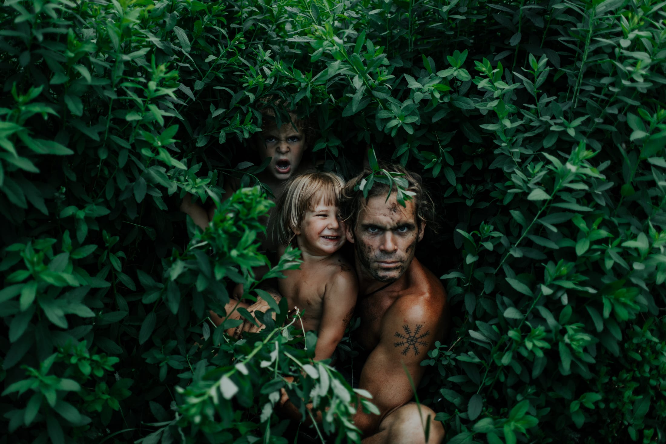 Filmen anvender også stillbildene fra den avdøde morens rike arkiv.