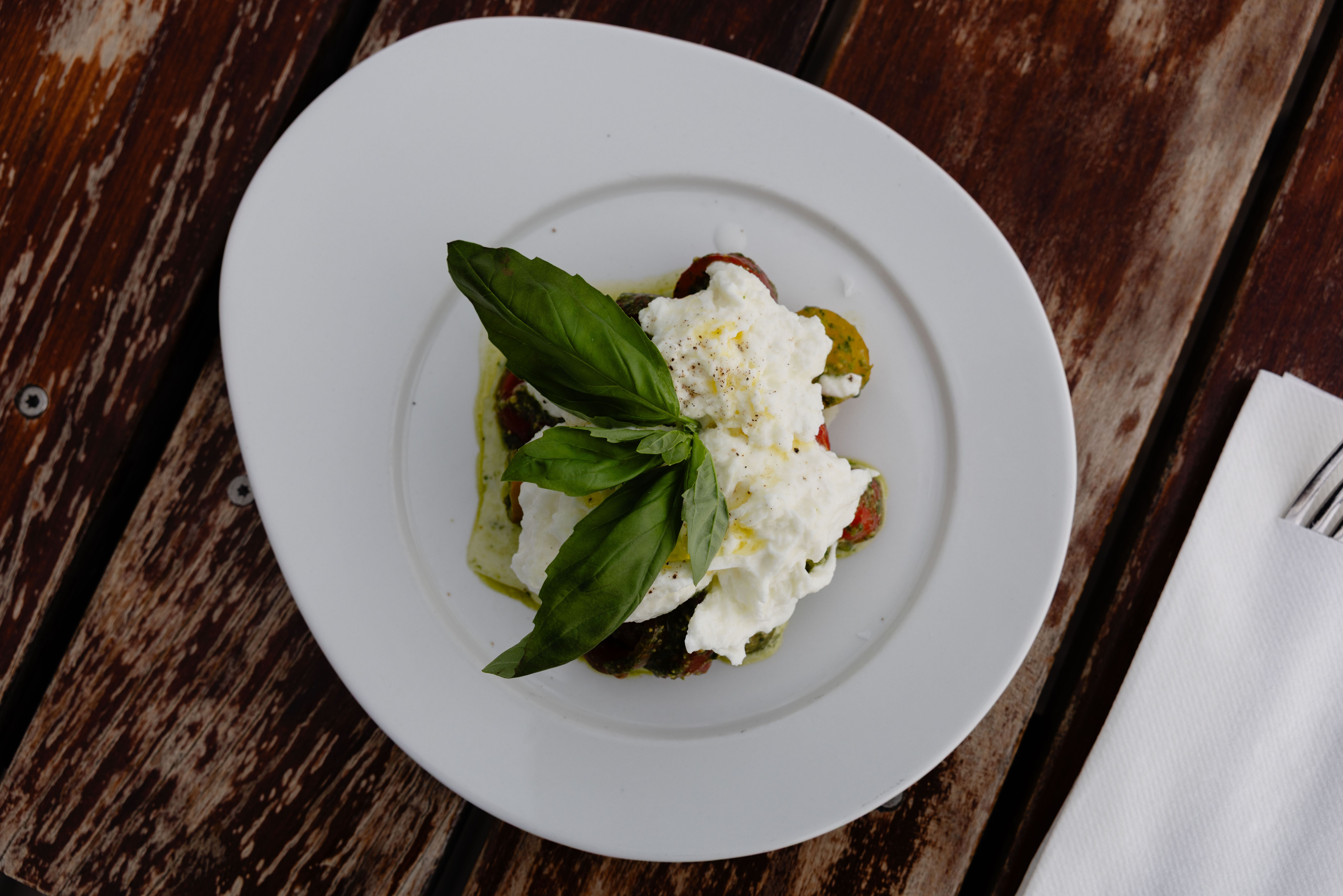 Capresesalat servert med en enorm snøball i form av bøffelmozzarella.