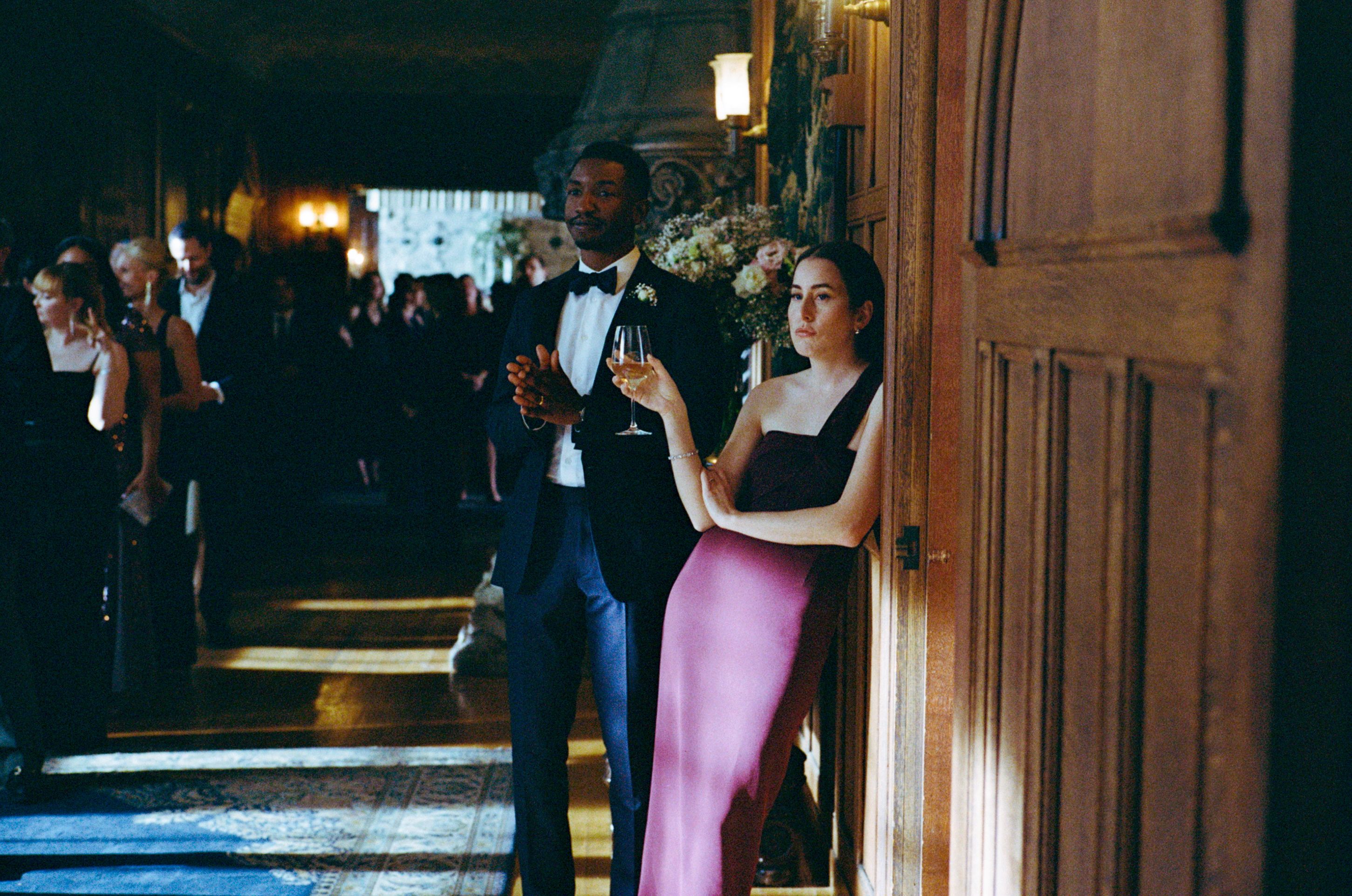 Mamoudou Athie og Alana Haim har de største birollene. De spiller forlovere. 