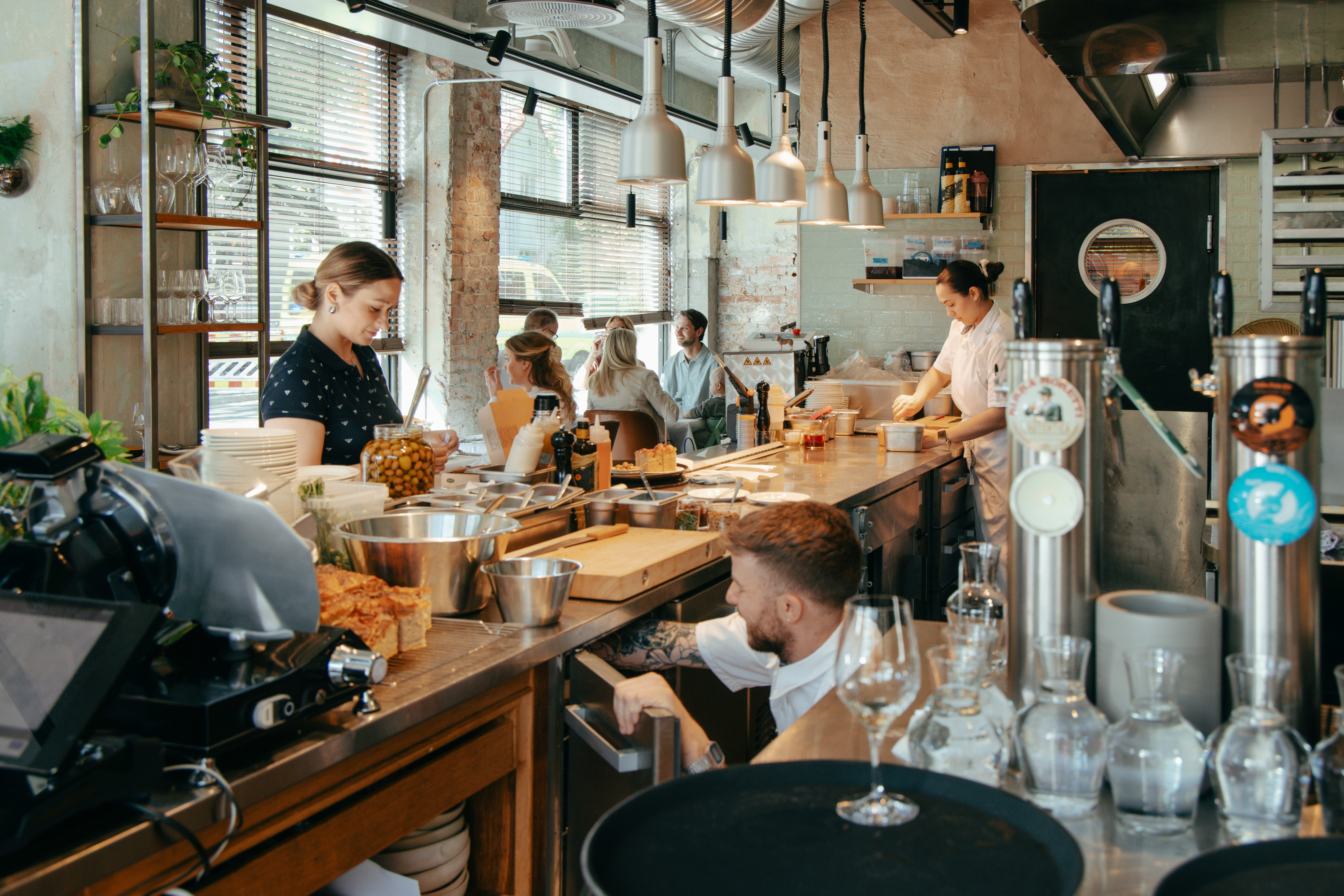 Kjøkkenet er åpent, så her kan interesserte gjester følge med.