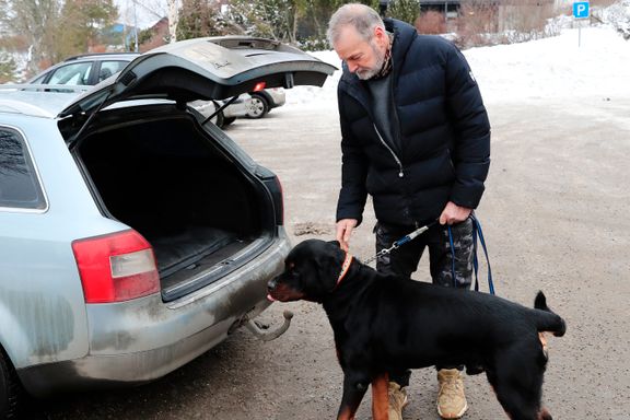 Her gjør Eirik Jensen de siste forberedelsene før dommen faller – setter bort hunden Harley (9)