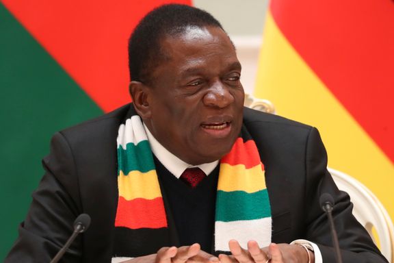Zimbabwes president forlater Davos grunnet uro i hjemlandet