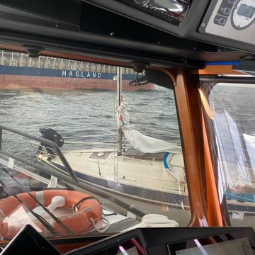 Mann om bord i seilbåt med svensk flagg vil søke asyl i Norge