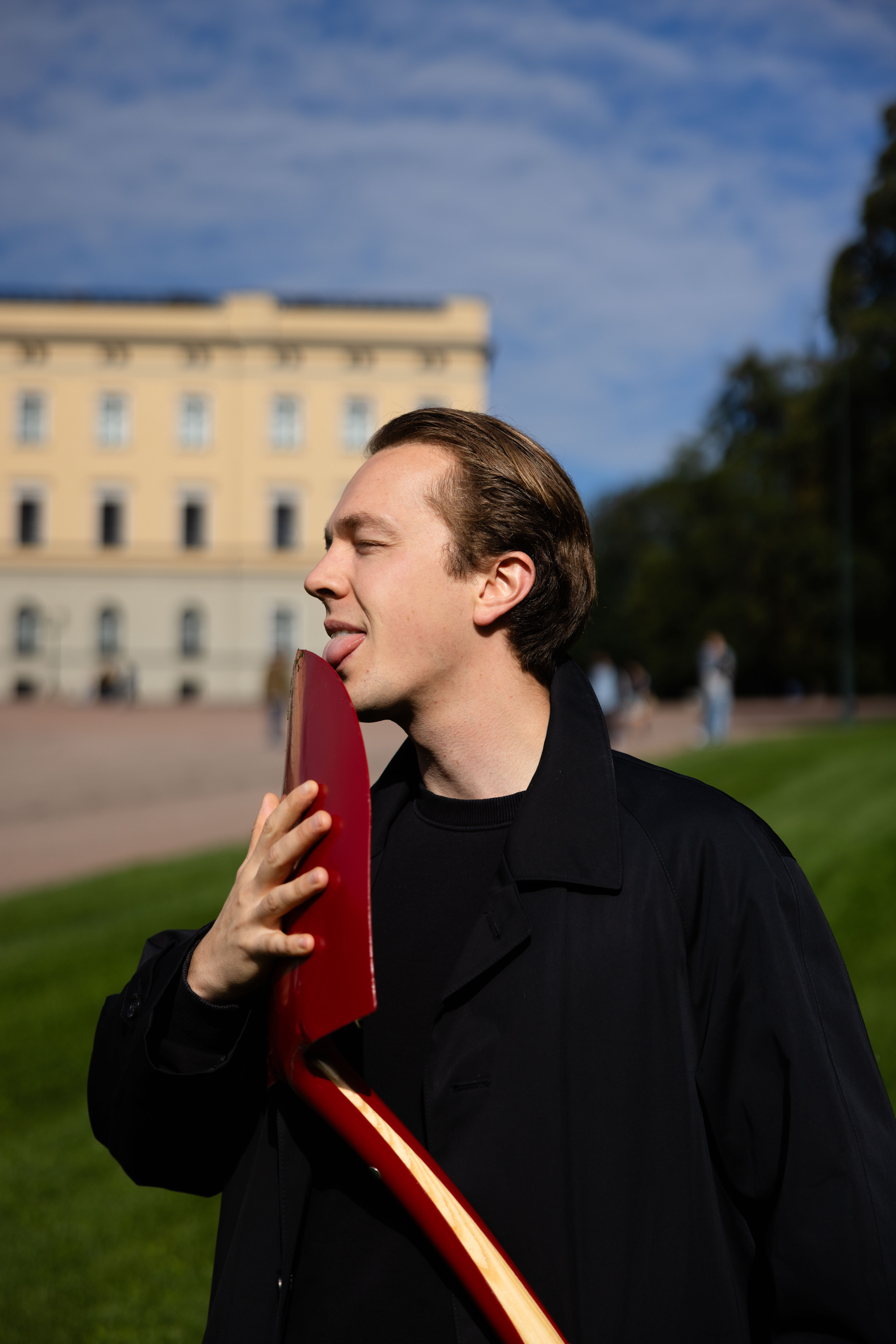 Gjenkjent som en konge bak Slottet. Fremmed foran. AVGVSTVS mener det reelle skillet mellom Oslo øst og vest går rett ved Slottet.