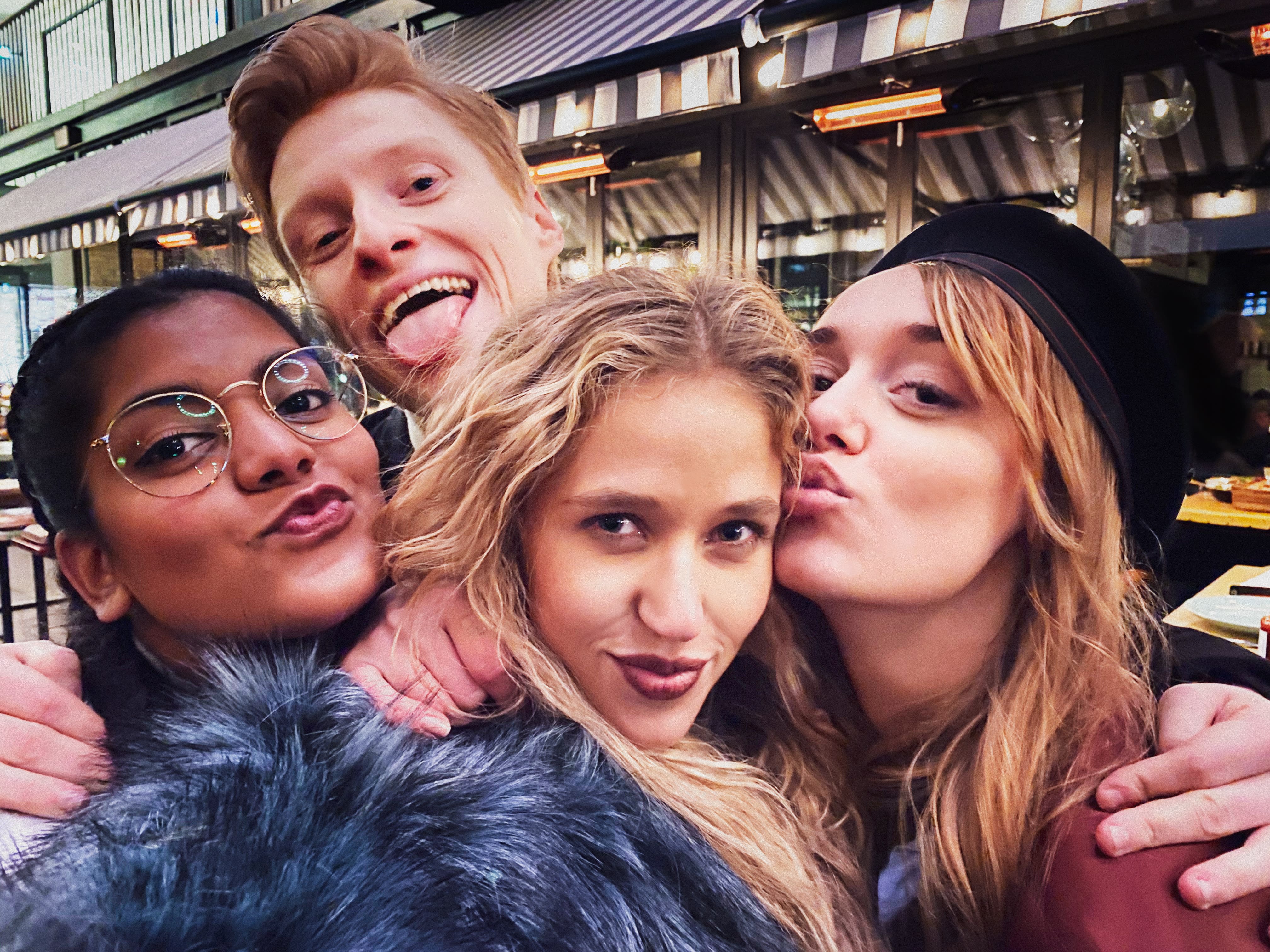 Marie Reuther spiller sosietetsjenta Julie (nederst i midten) i den danske HBO-serien «Kamikaze». Fortellingen er basert på en Erlend Loe-roman. Serien byr på morsom sex, svak dialog og rørende utvikling. Foto: HBO Max