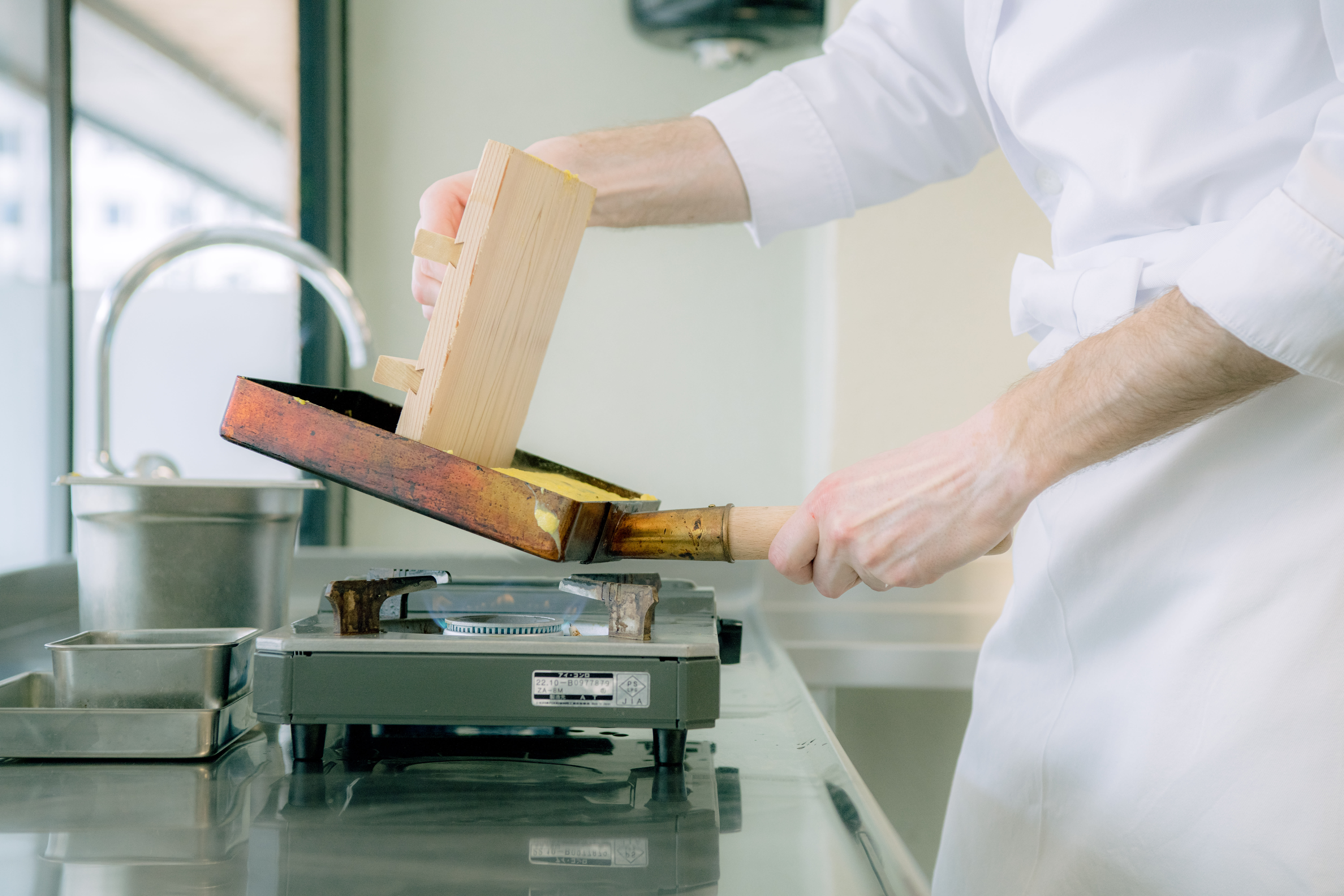 Den søte omeletten tamago lages i en slags stekepanne som er firkantet. 