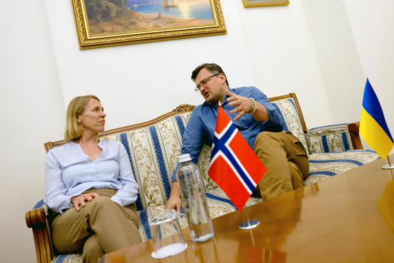 Ukrainas utenriksminister etter møtet med Huitfeldt: – Russlands krig er også en trussel mot Norge
