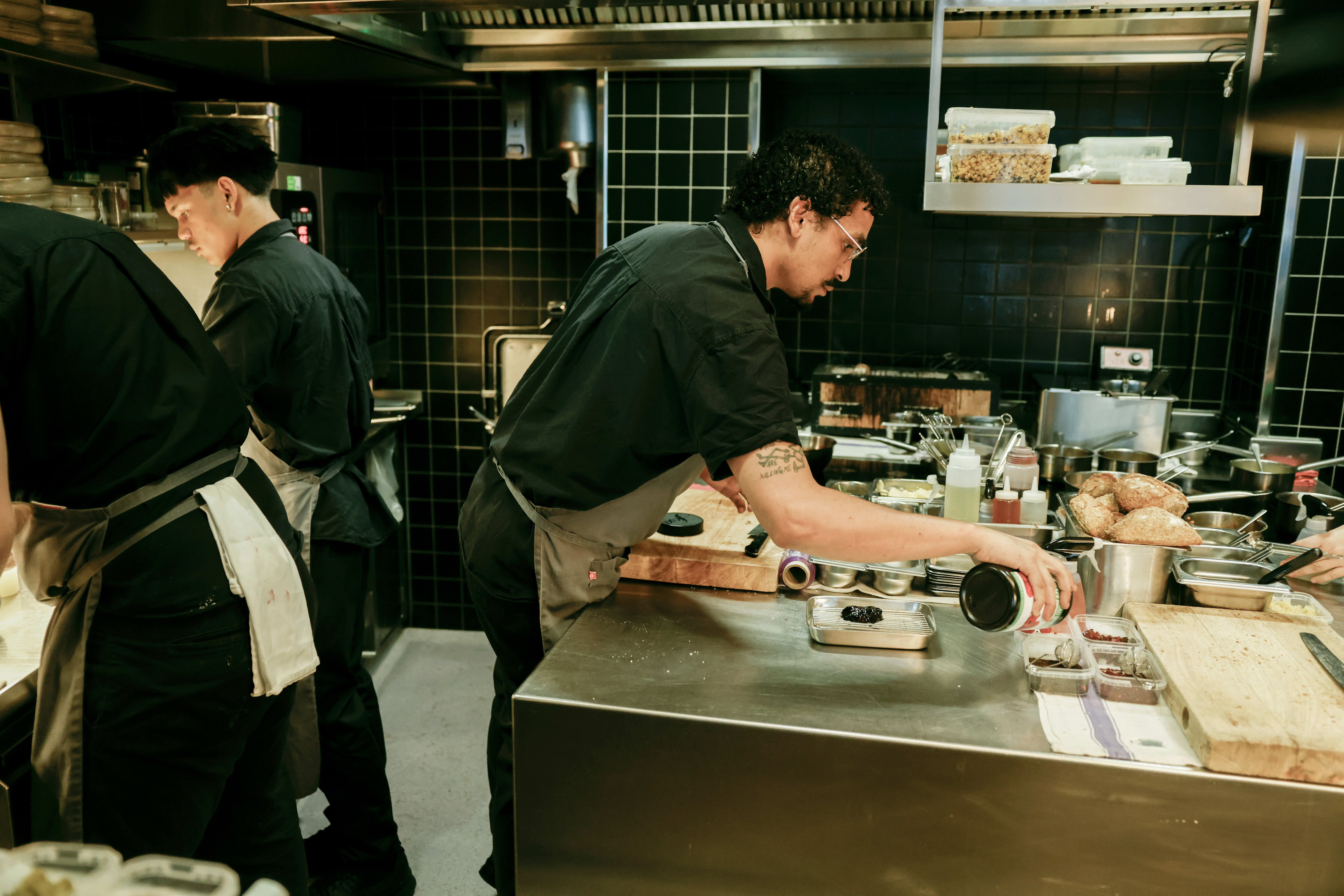 Det er god kustus på det kvadratiske kjøkkenet midt i restauranten. Det kunne likevel gått hakket fortere med serveringen. 
