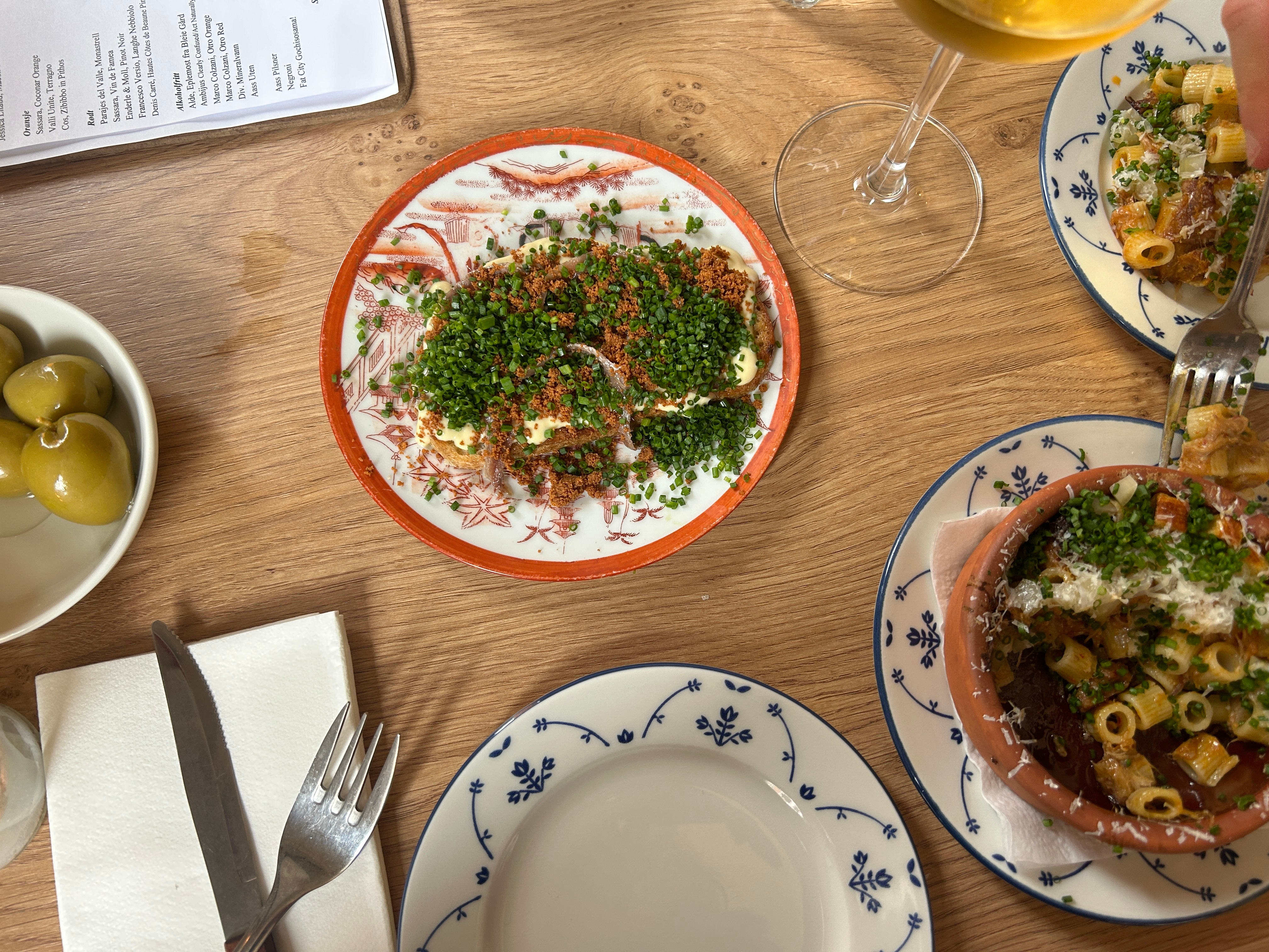 Langs Thorvald Meyers gate ligger det flere gode tilbud for en date med seg selv. Fat City er en av våre favoritter. 