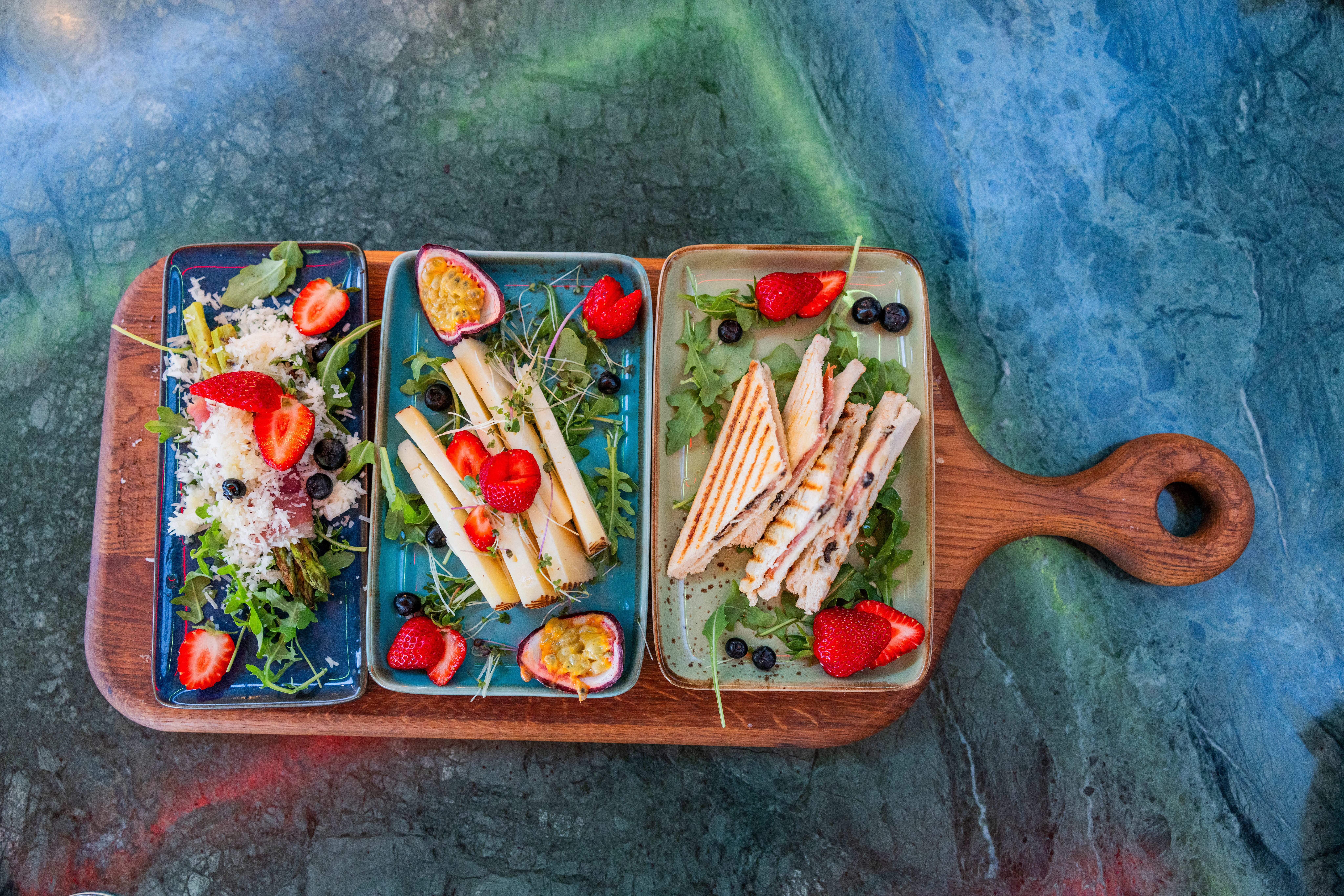 Sandwich med ost og skinke.